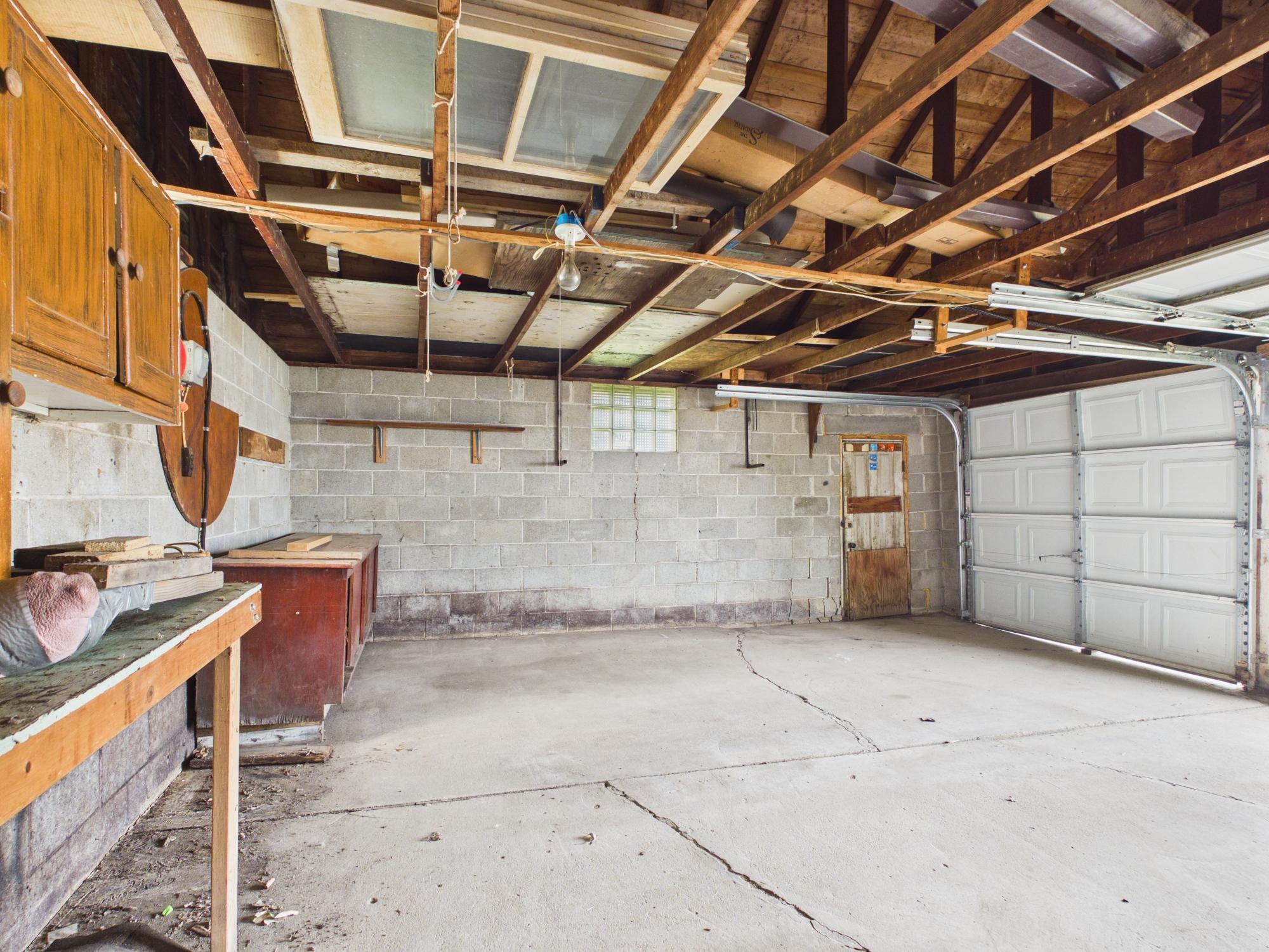 106 E 3rd Street Property Photo 36