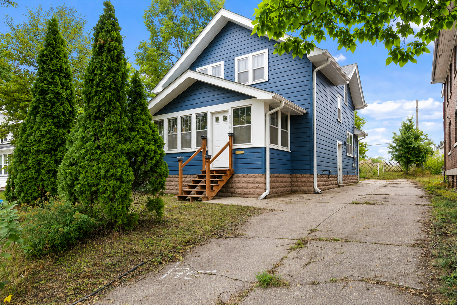 1024 Western Avenue N Property Photo 1