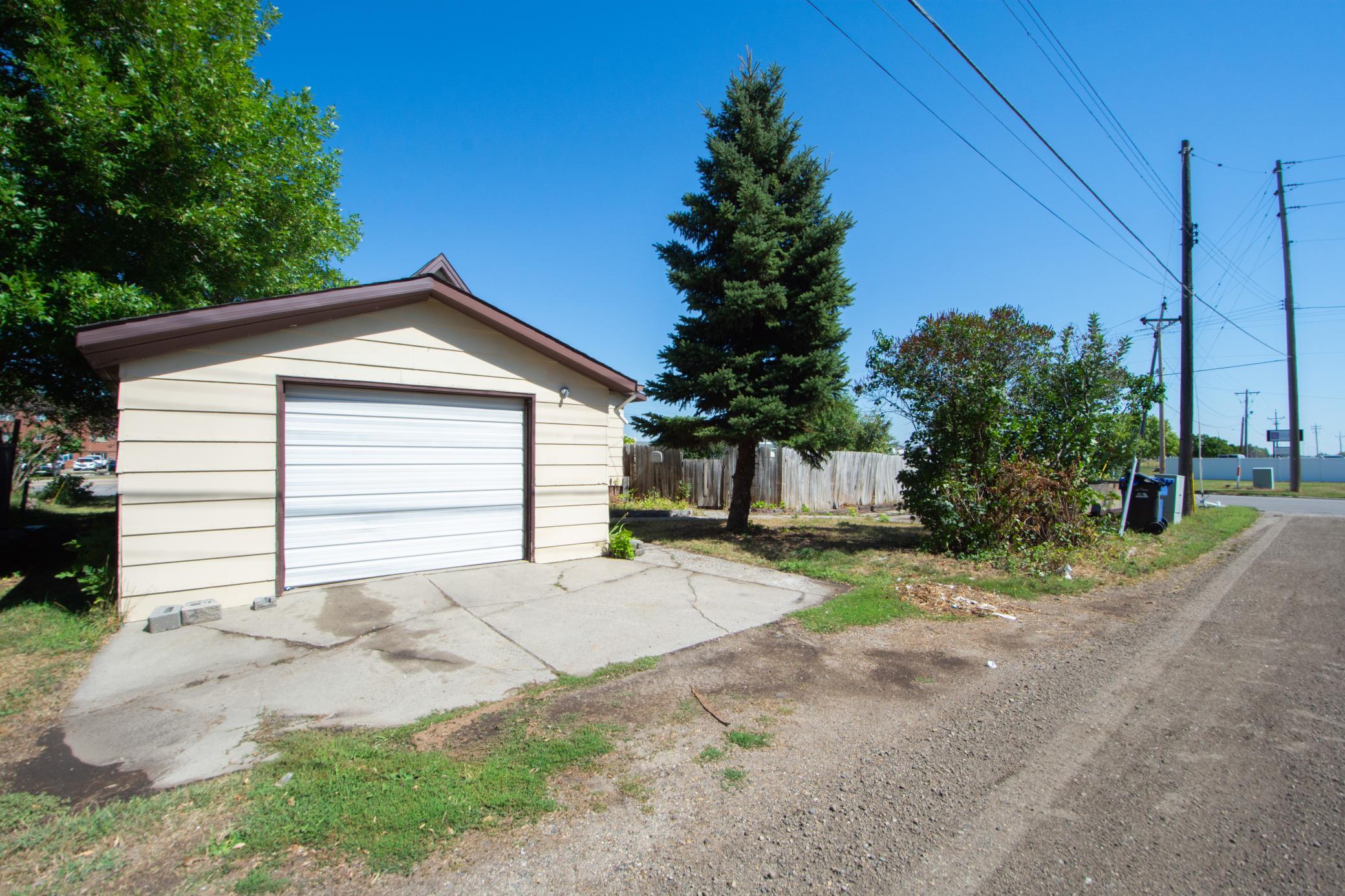 509 Center Avenue E Property Photo 28