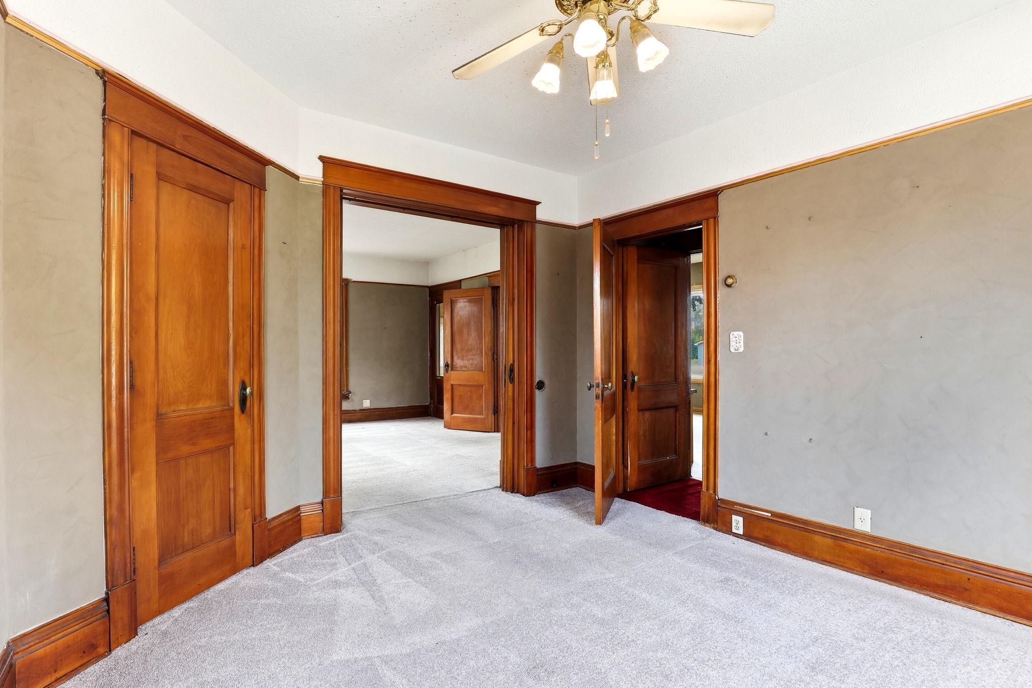 120 Railroad Street E Property Photo 7