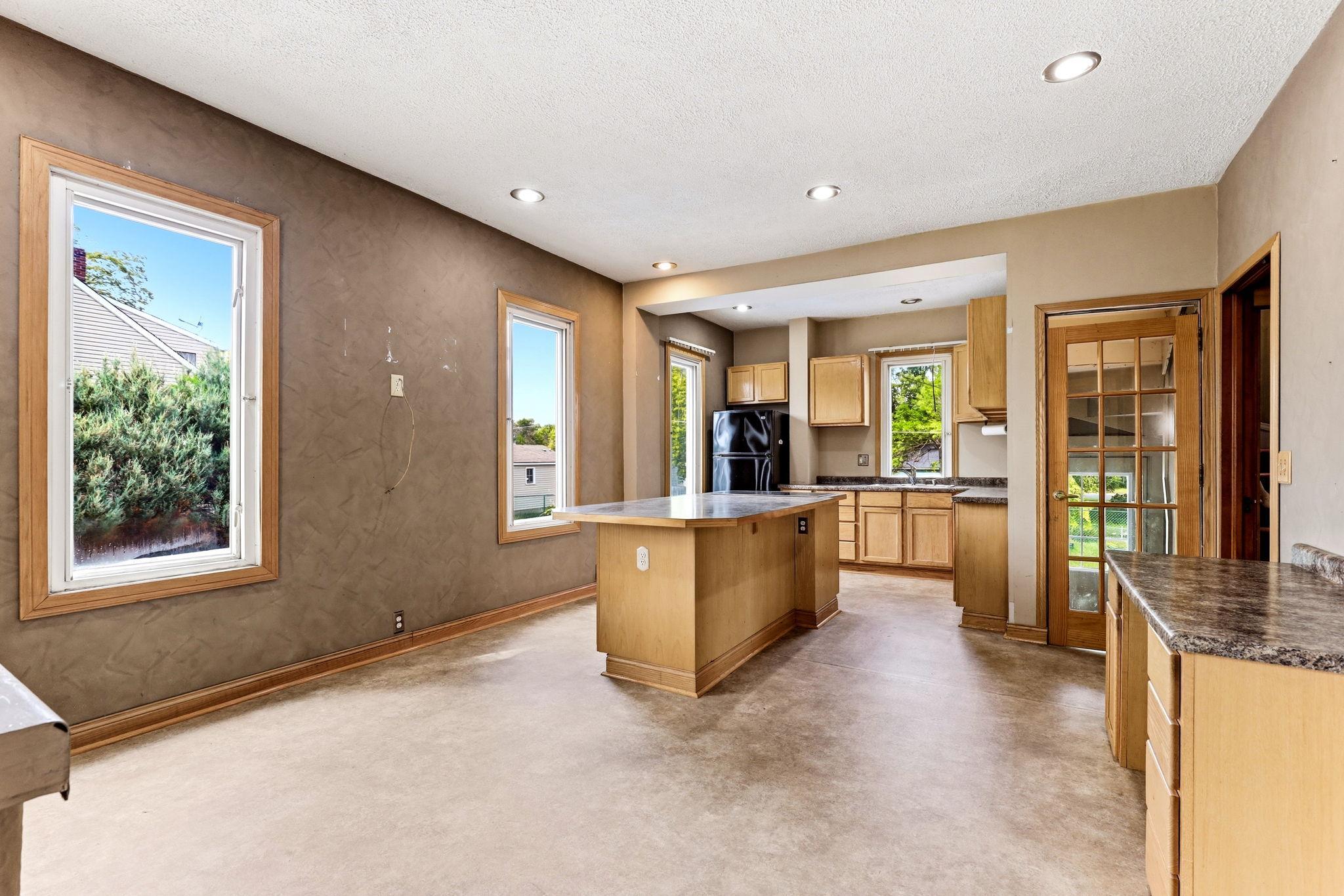 120 Railroad Street E Property Photo 8
