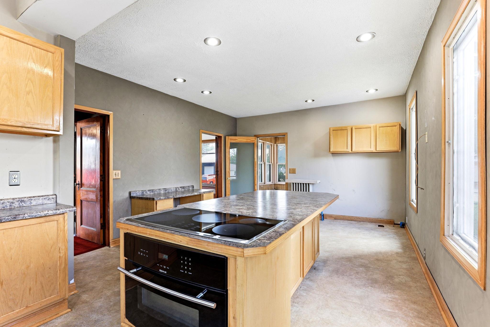 120 Railroad Street E Property Photo 12