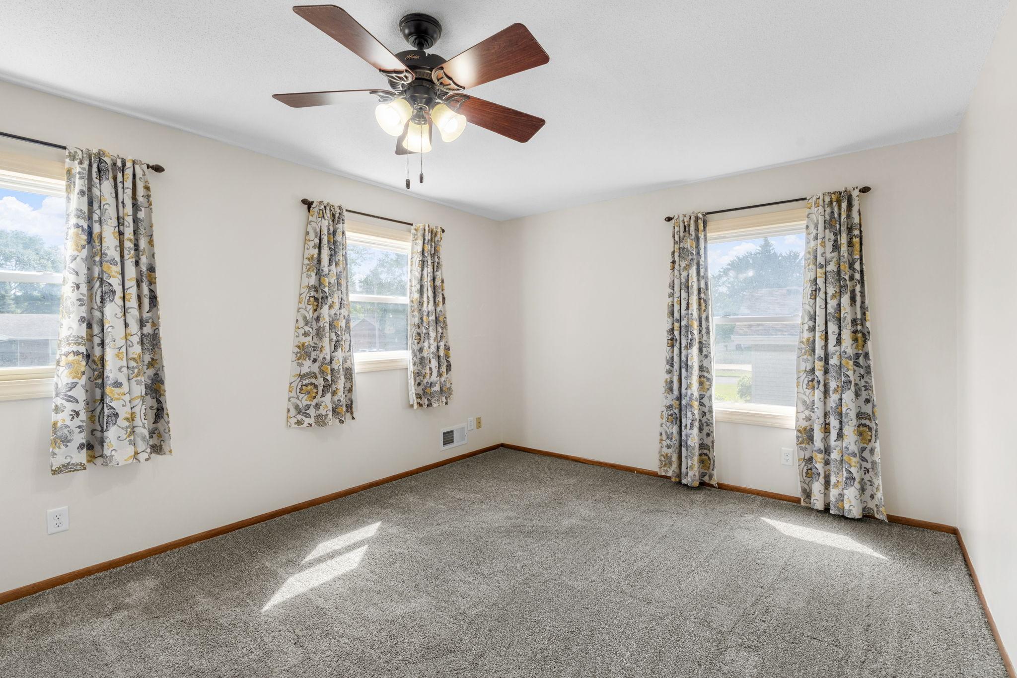 11833 Kentucky Avenue N Property Photo 9
