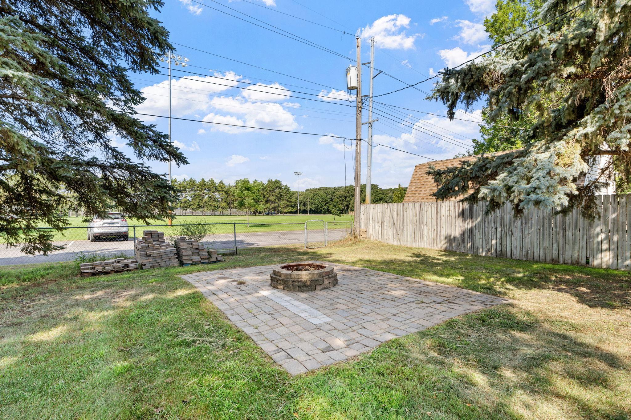 11833 Kentucky Avenue N Property Photo 21
