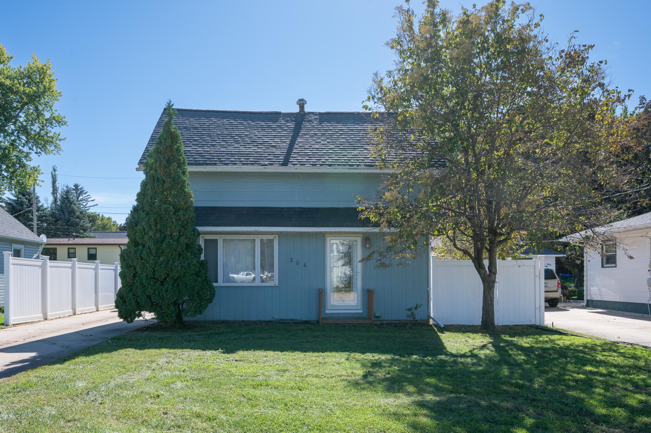 306 1st Street E Property Photo 1