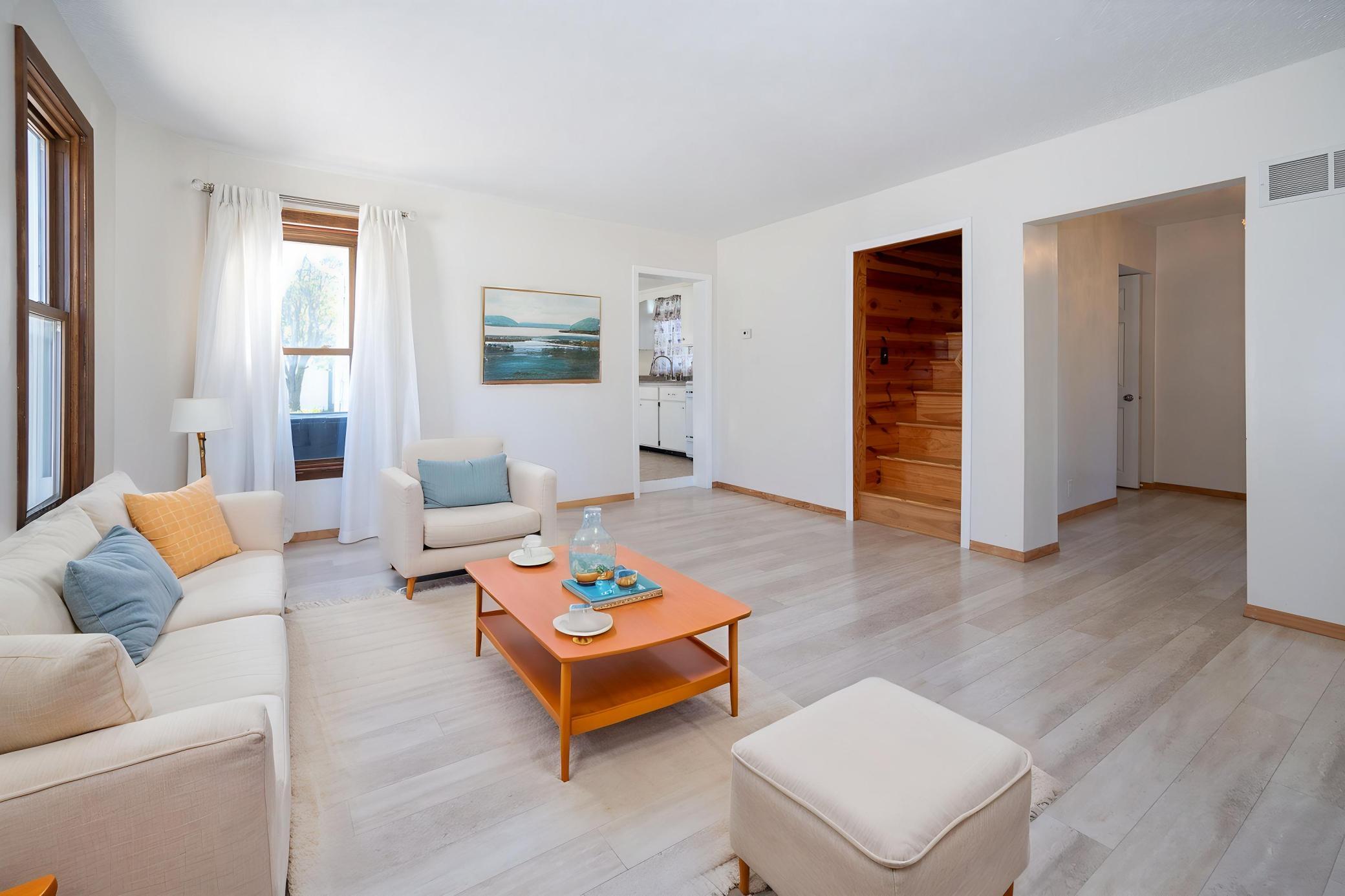 306 1st Street E Property Photo 2