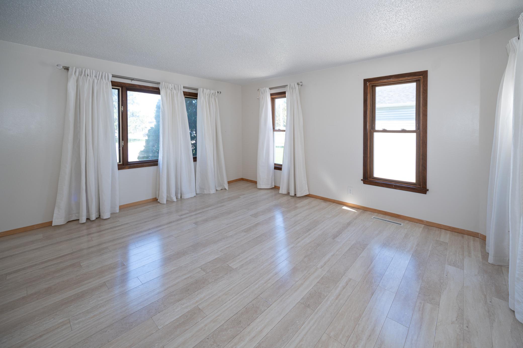 306 1st Street E Property Photo 4