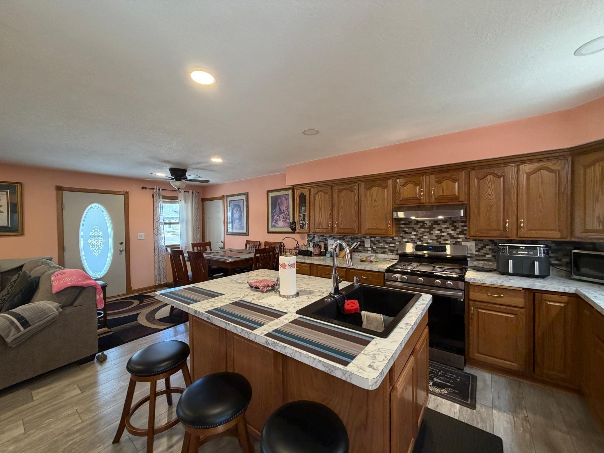231 Elizabeth Street E Property Photo 4