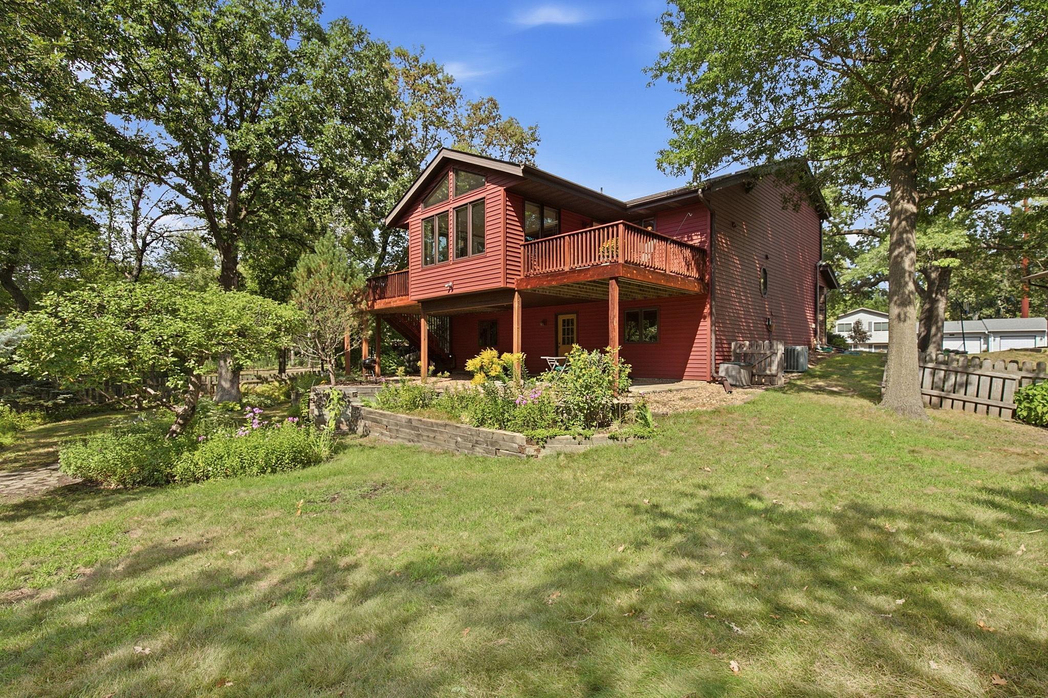 948 Waterford Drive W Property Photo 3