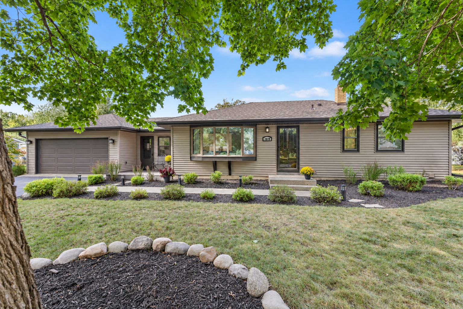 1619 Constance Drive E Property Photo 2