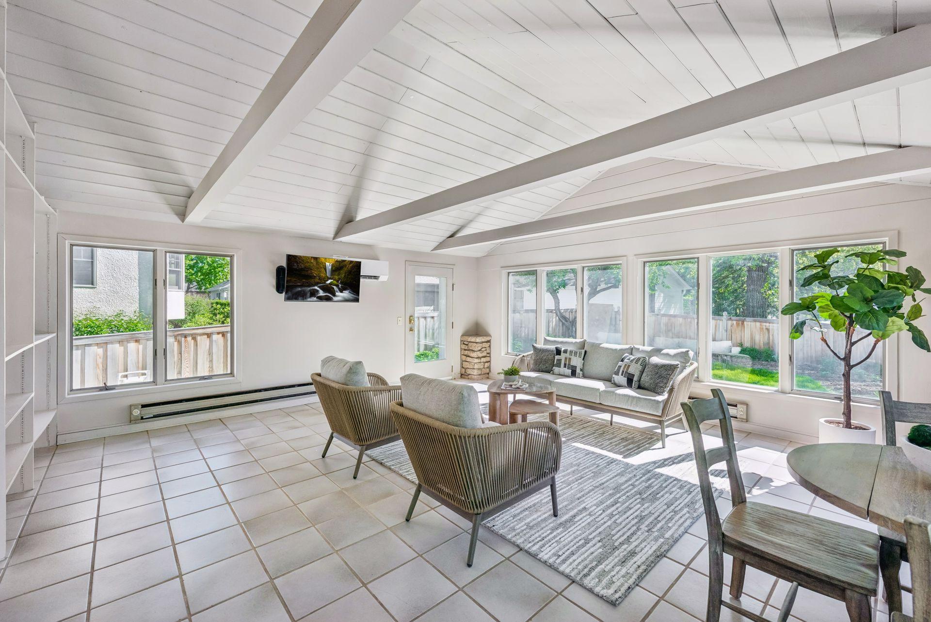 2720 Sunset Boulevard Property Photo 16