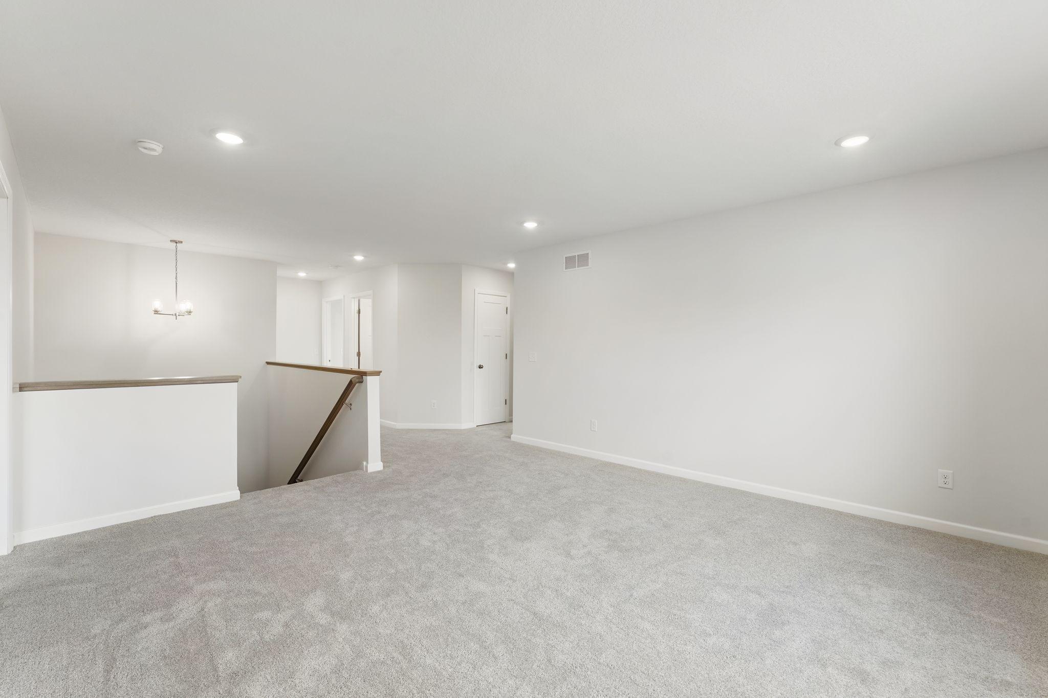 1003 Oakwood Lane S Property Photo 8
