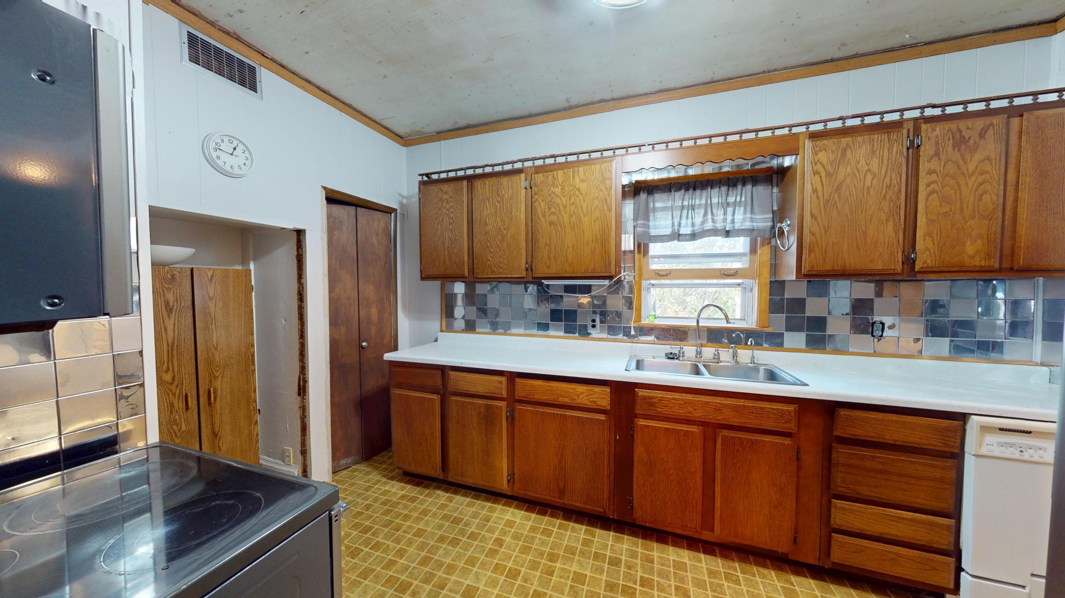 441 Center Avenue S Property Photo 8