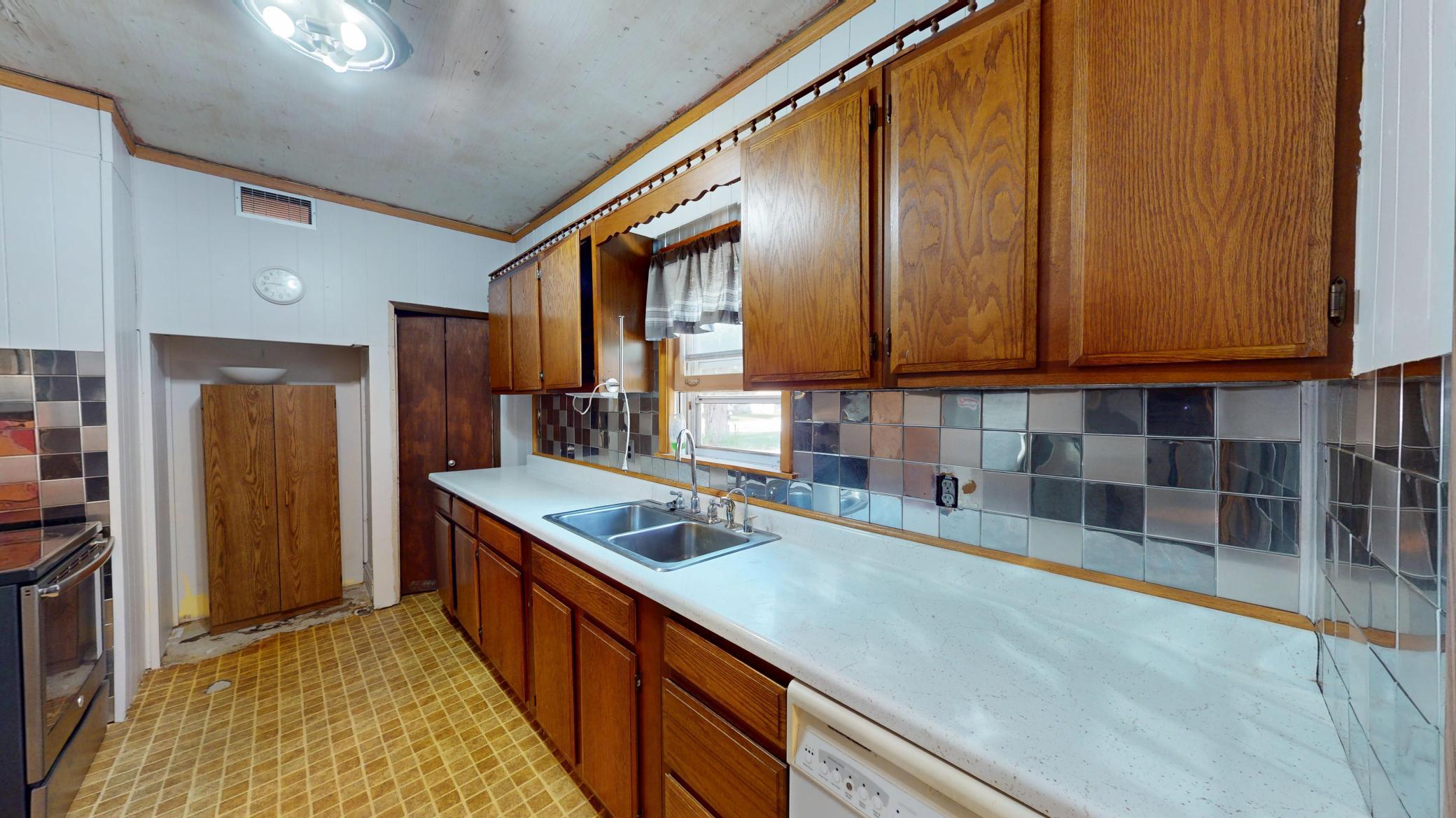 441 Center Avenue S Property Photo 9