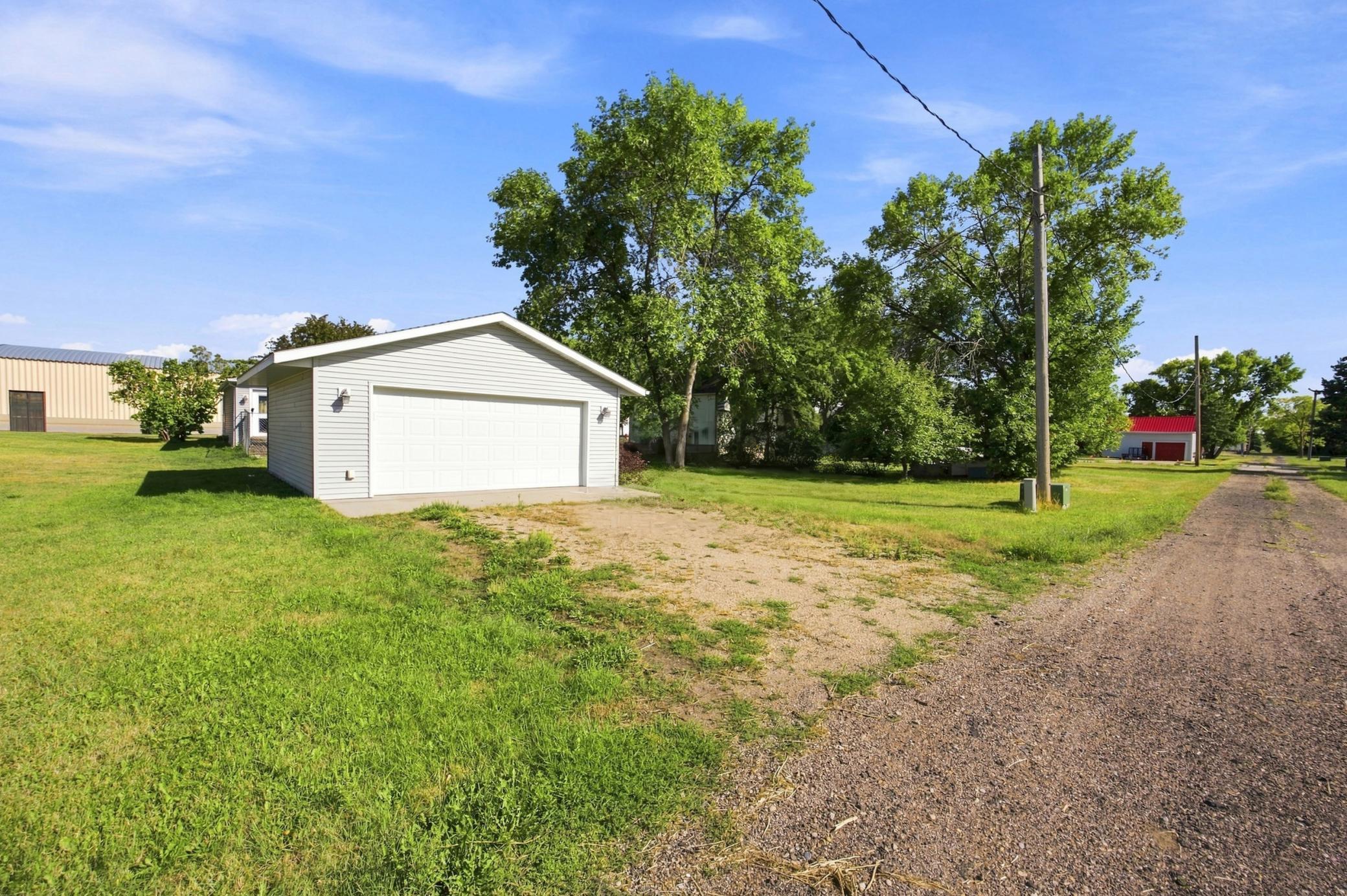 325 3rd Avenue W Property Photo 28