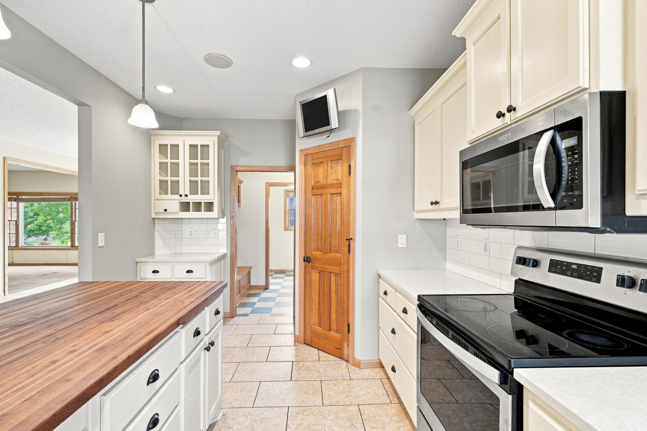11649 Laketowne View Property Photo 3