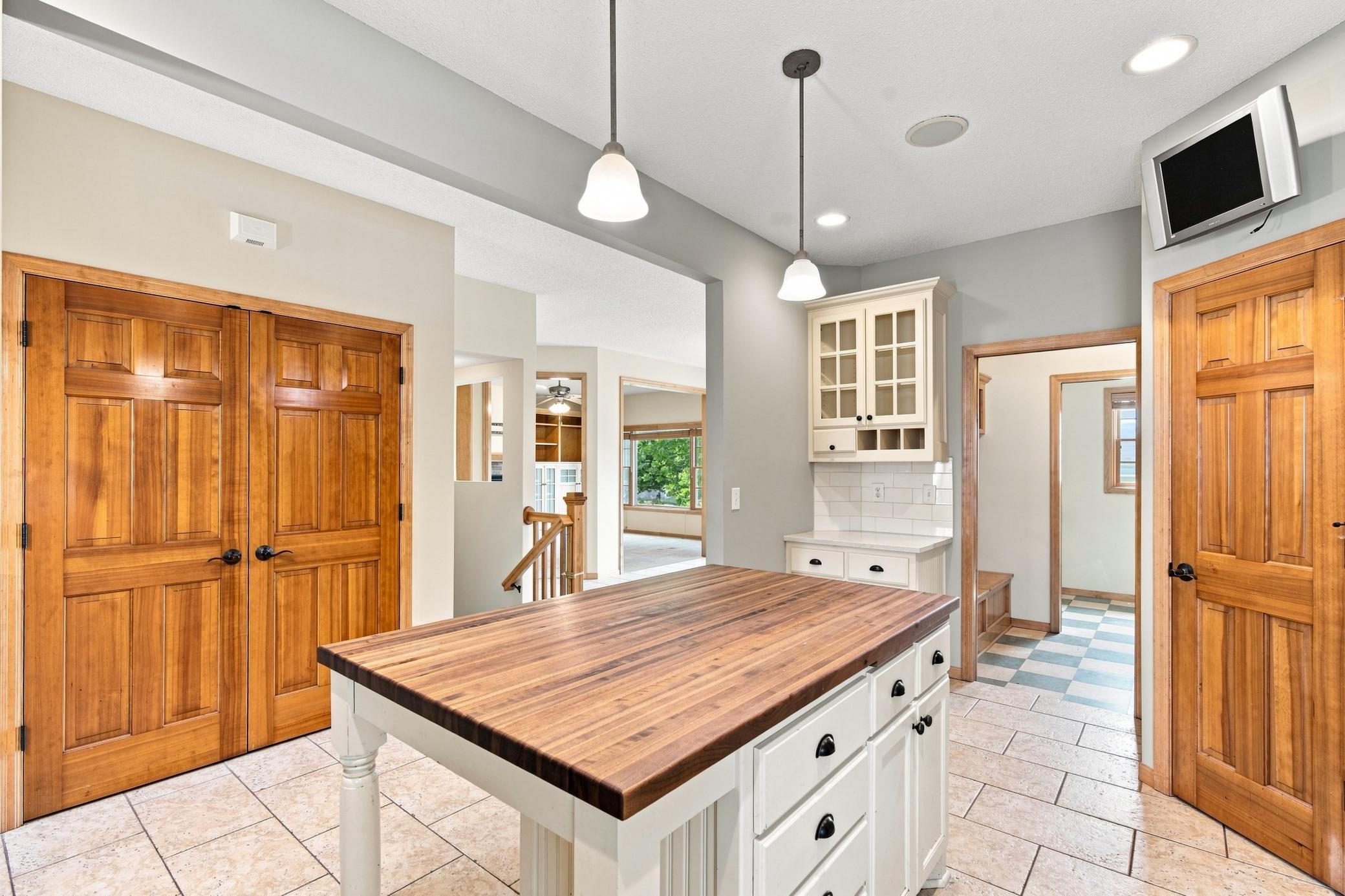 11649 Laketowne View Property Photo 4