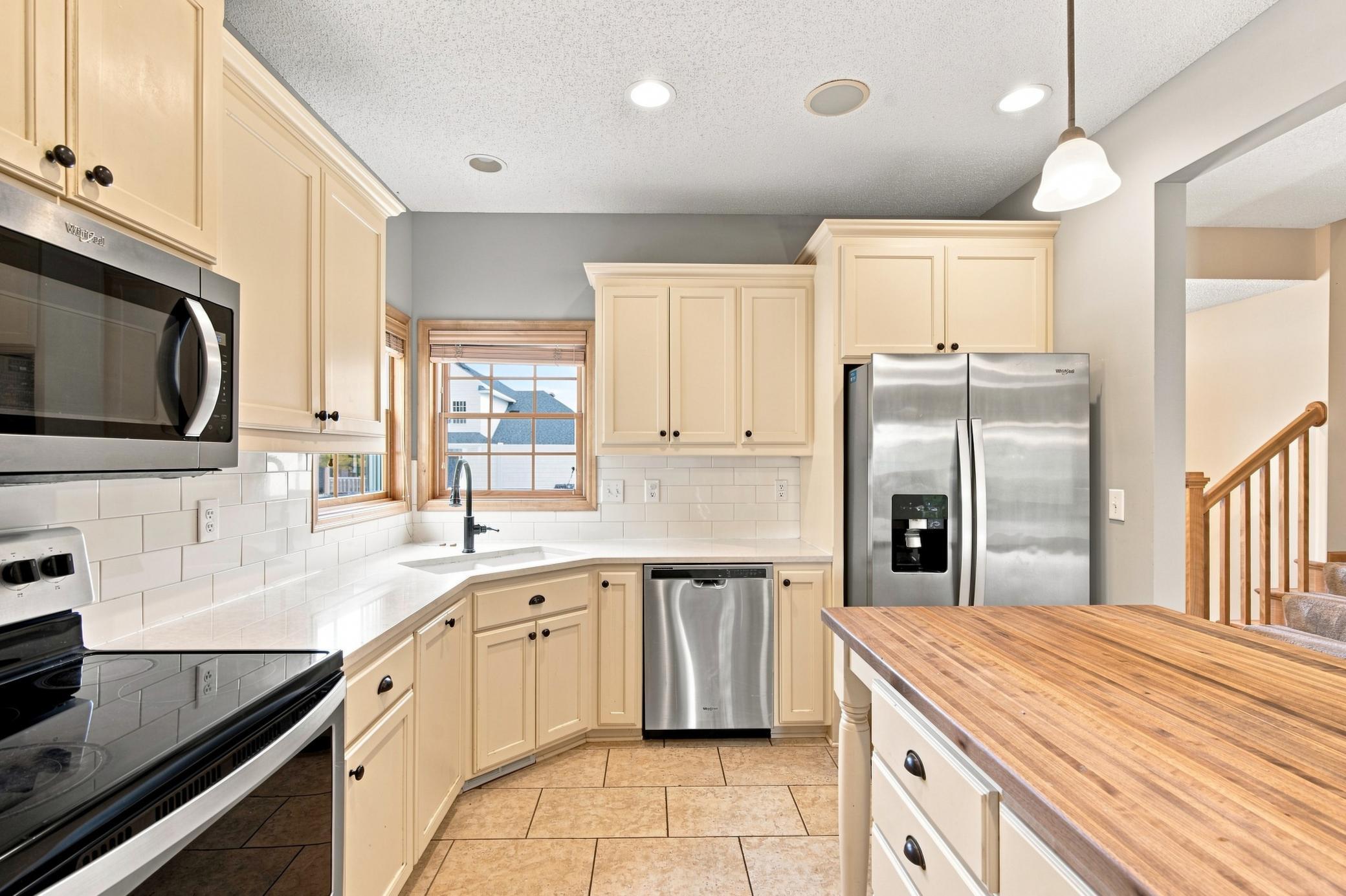 11649 Laketowne View Property Photo 5