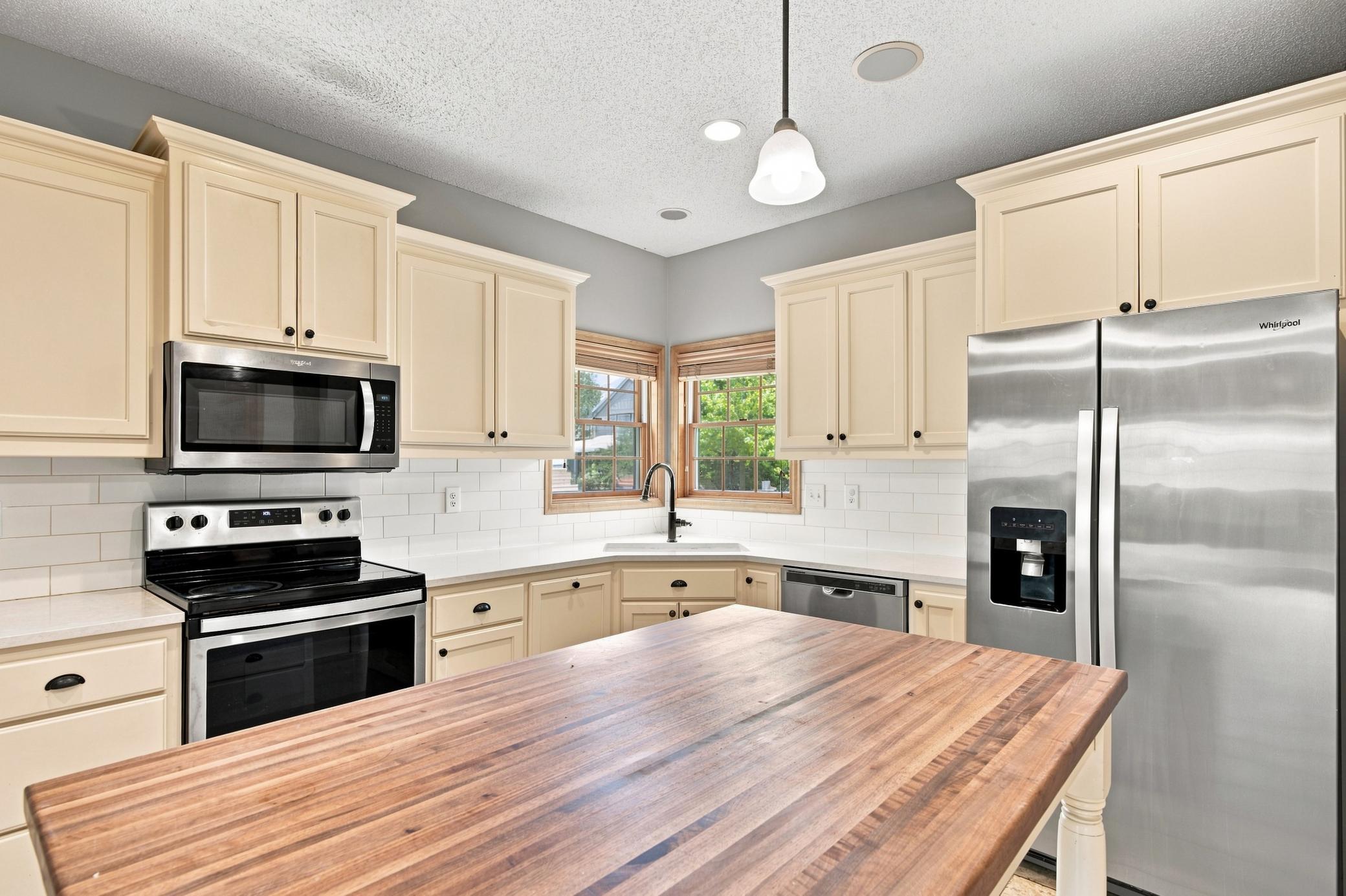 11649 Laketowne View Property Photo 6