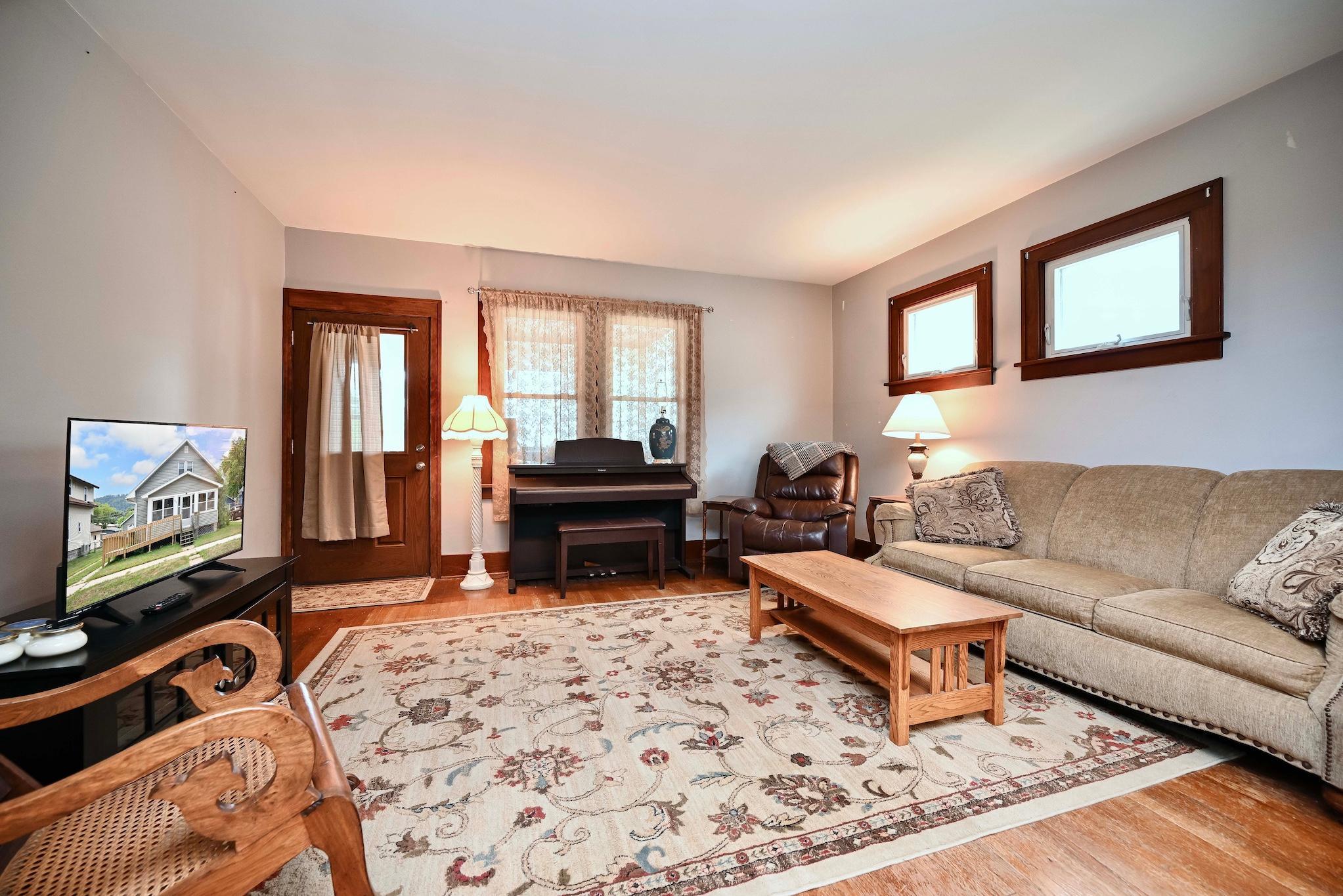 317 E Howard Street Property Photo 3