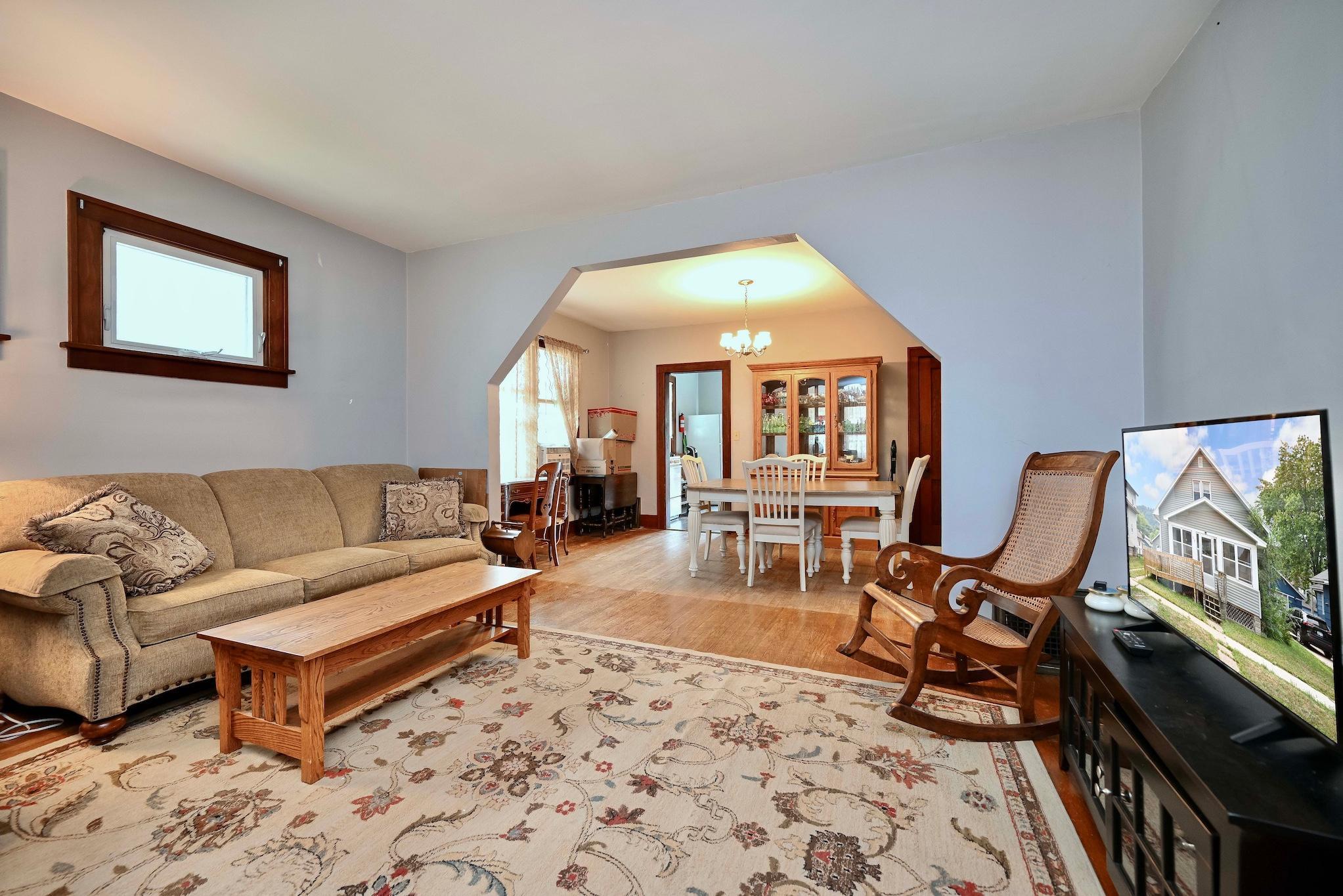 317 E Howard Street Property Photo 4