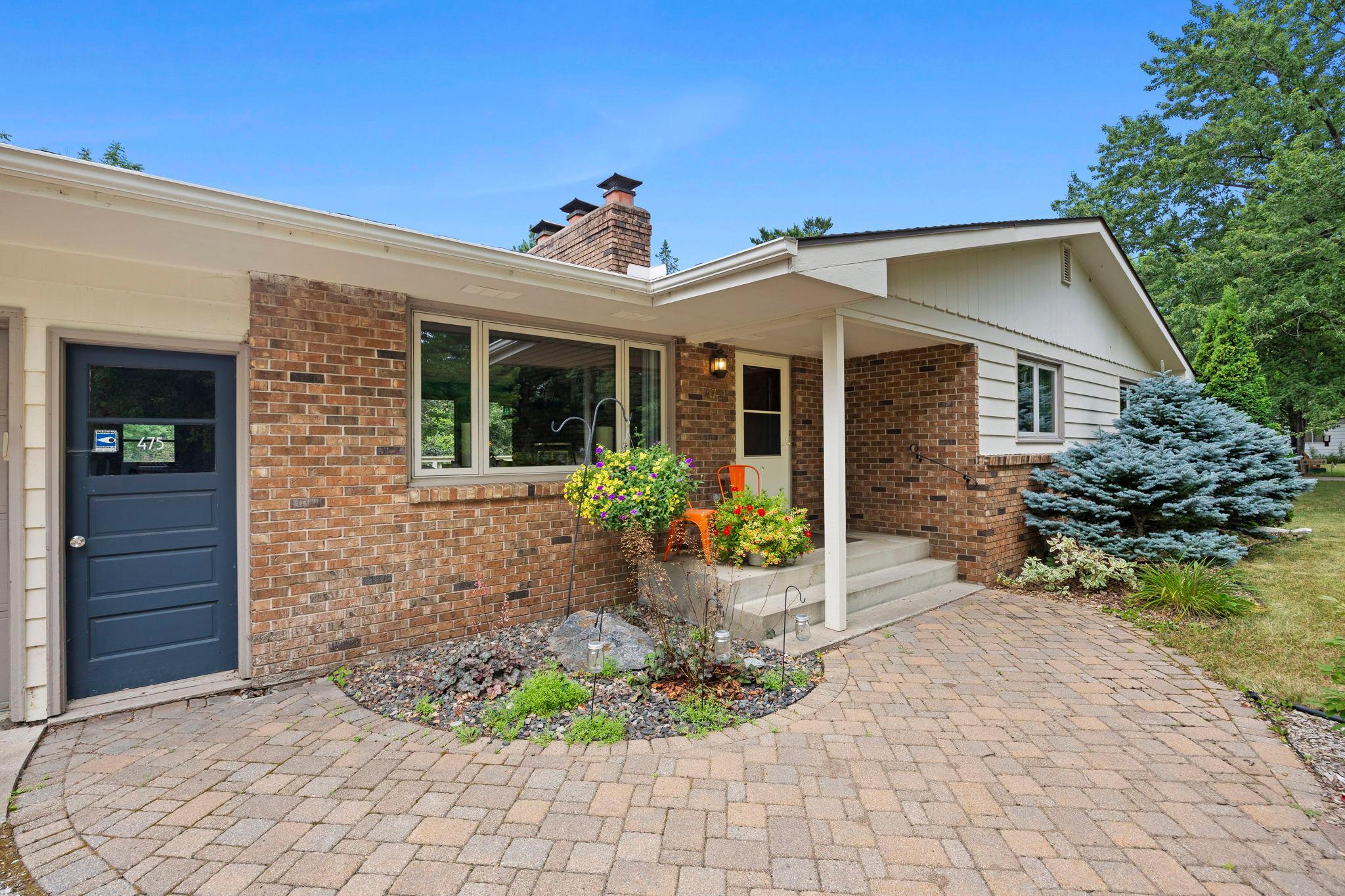 475 Riverside Street Property Photo 3