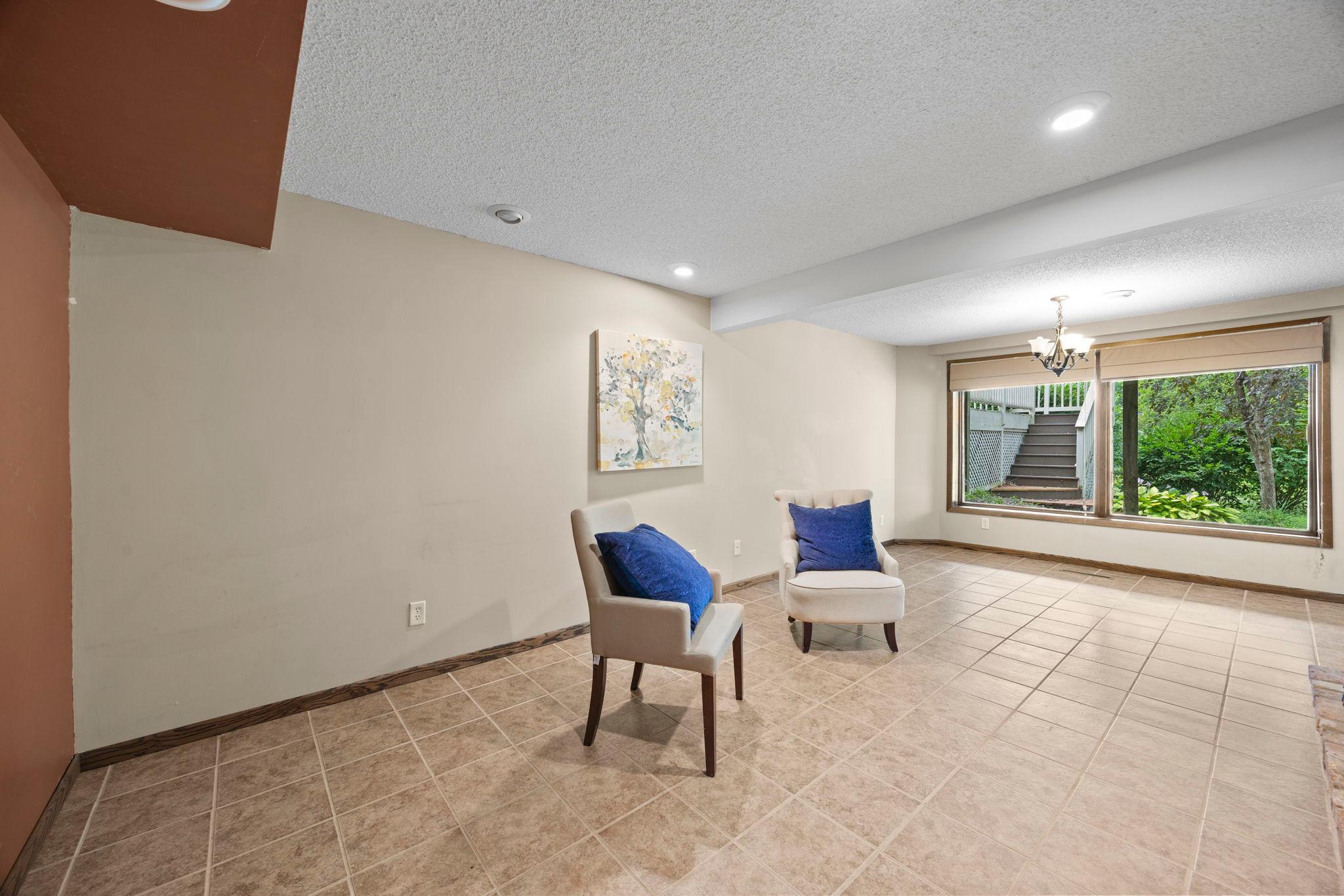 475 Riverside Street Property Photo 28
