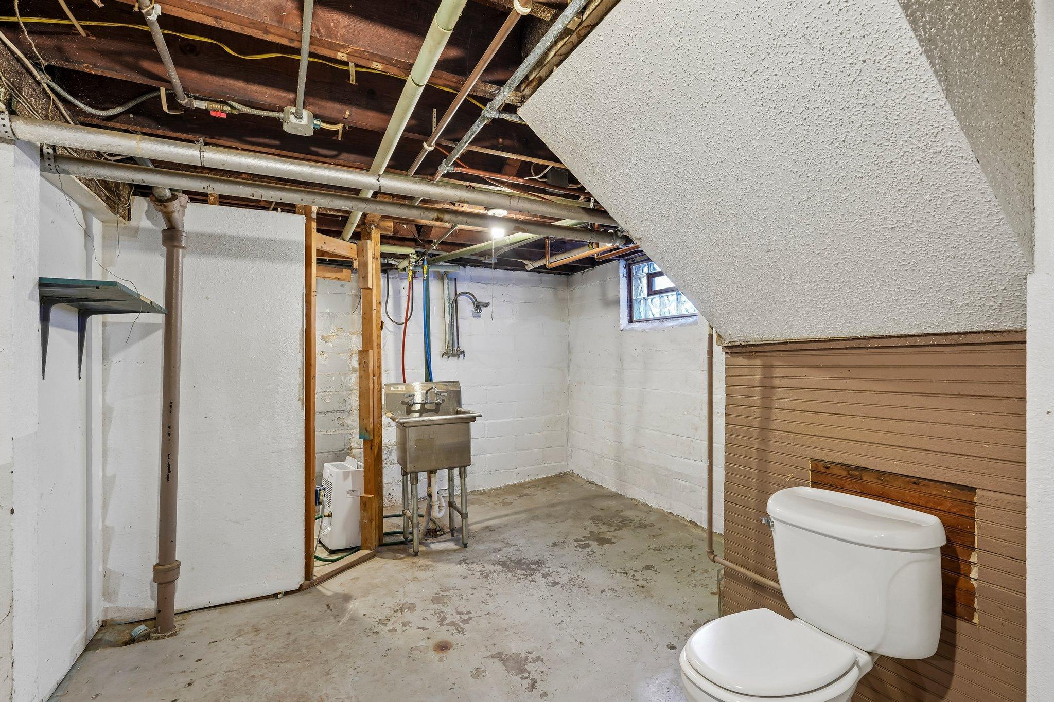 355 Bates Avenue Property Photo 32