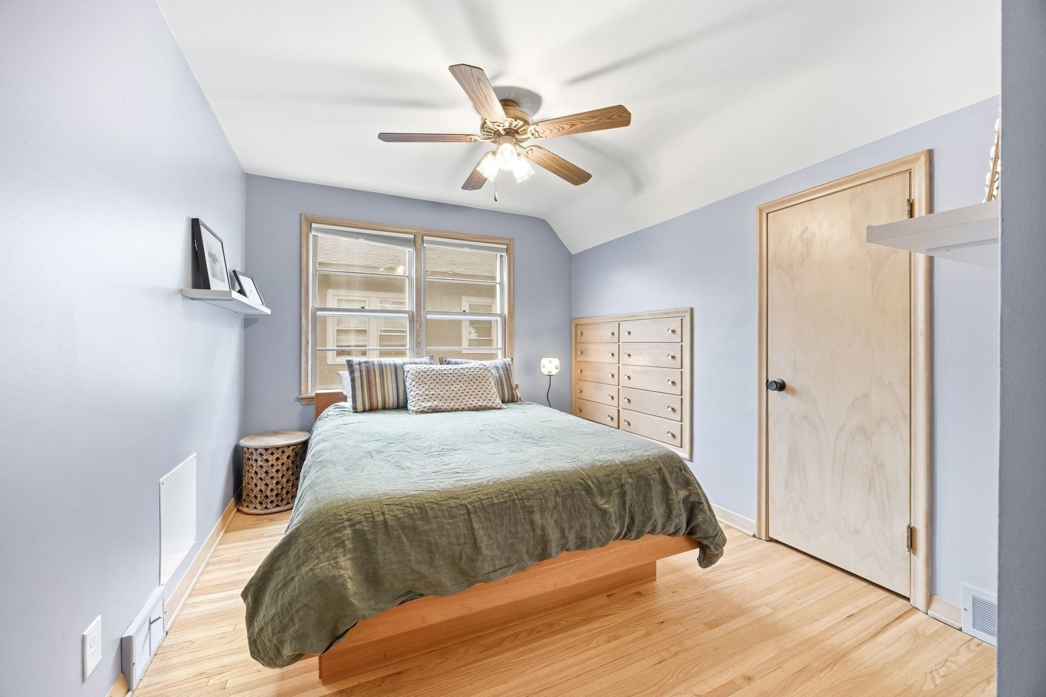 313 Vincent Avenue N Property Photo 23