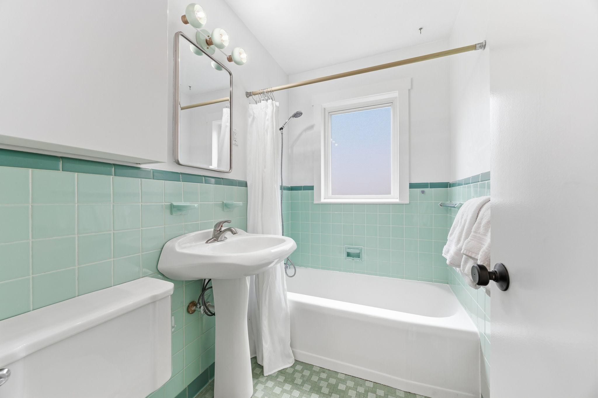 313 Vincent Avenue N Property Photo 24