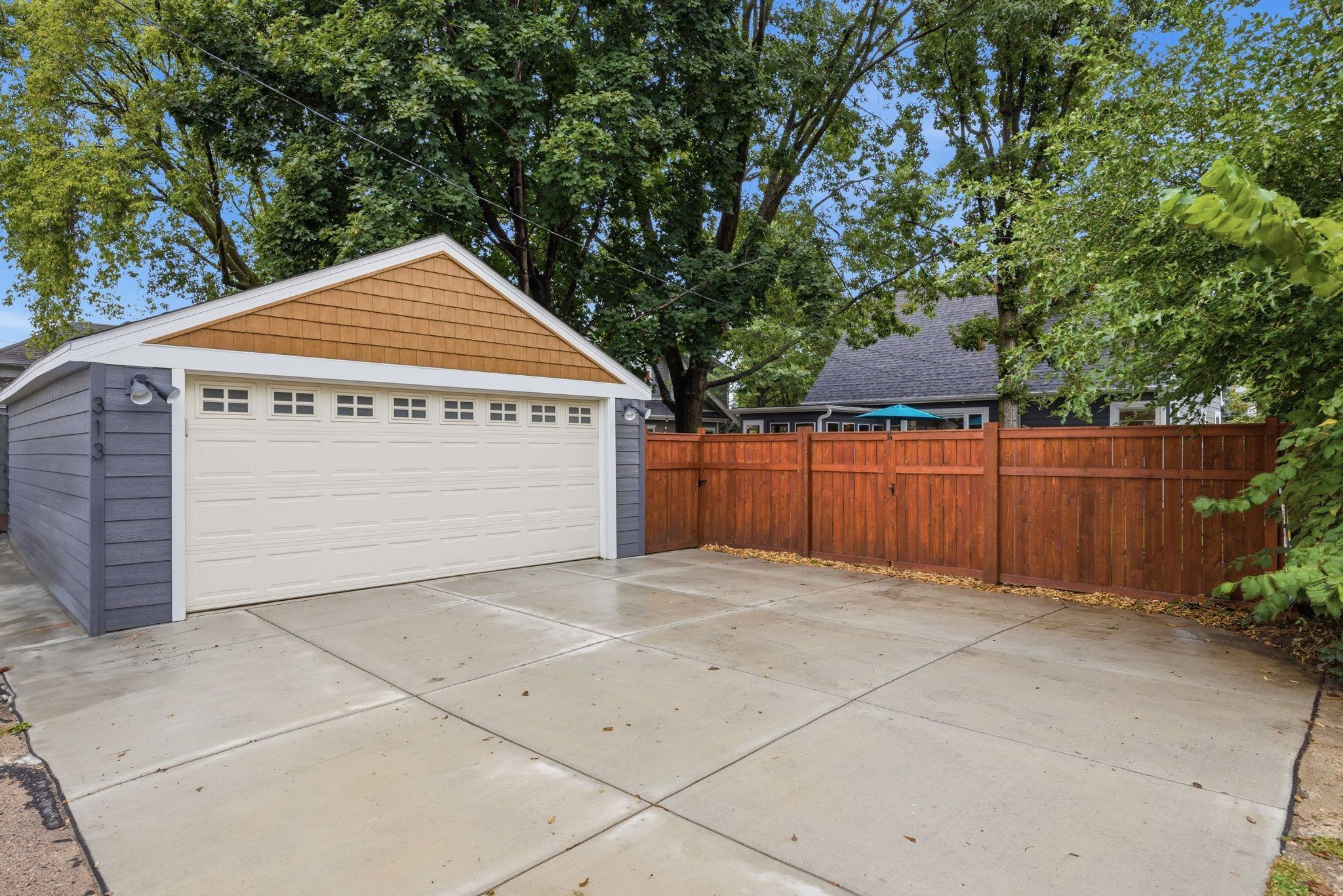 313 Vincent Avenue N Property Photo 35