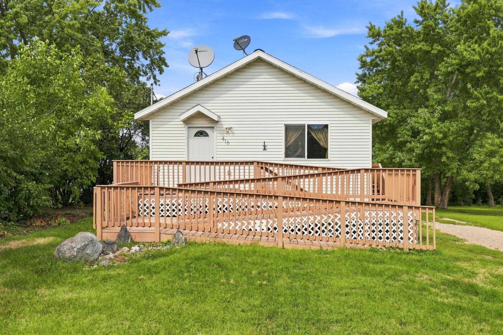 416 Central Street W Property Photo 1