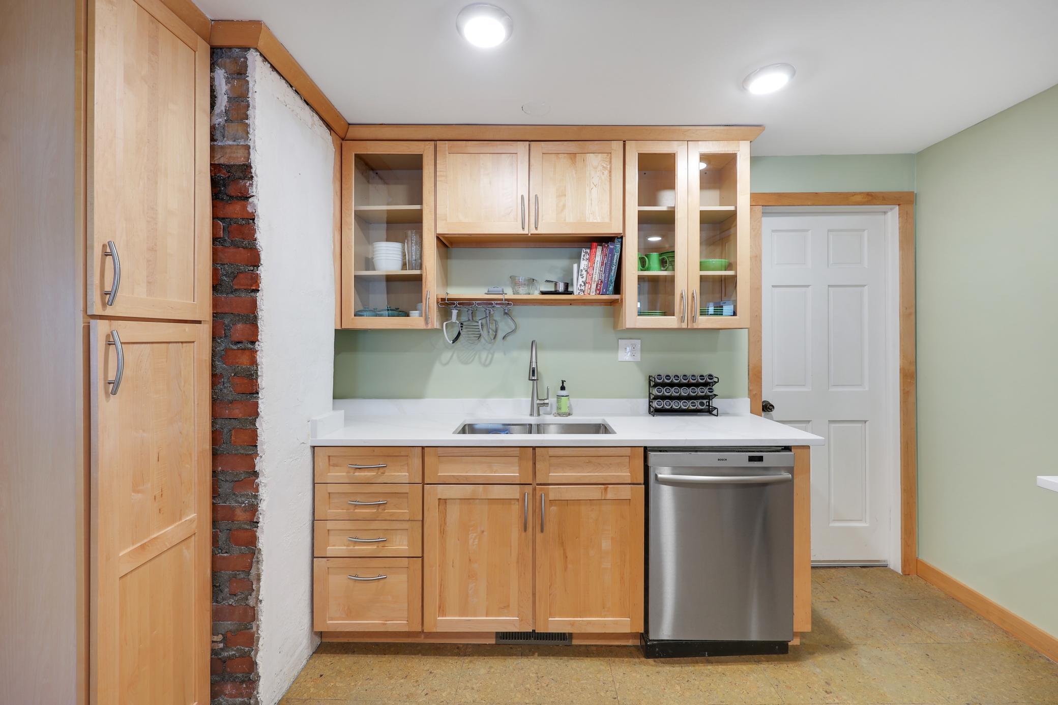 210 W 43rd Street Property Photo 1