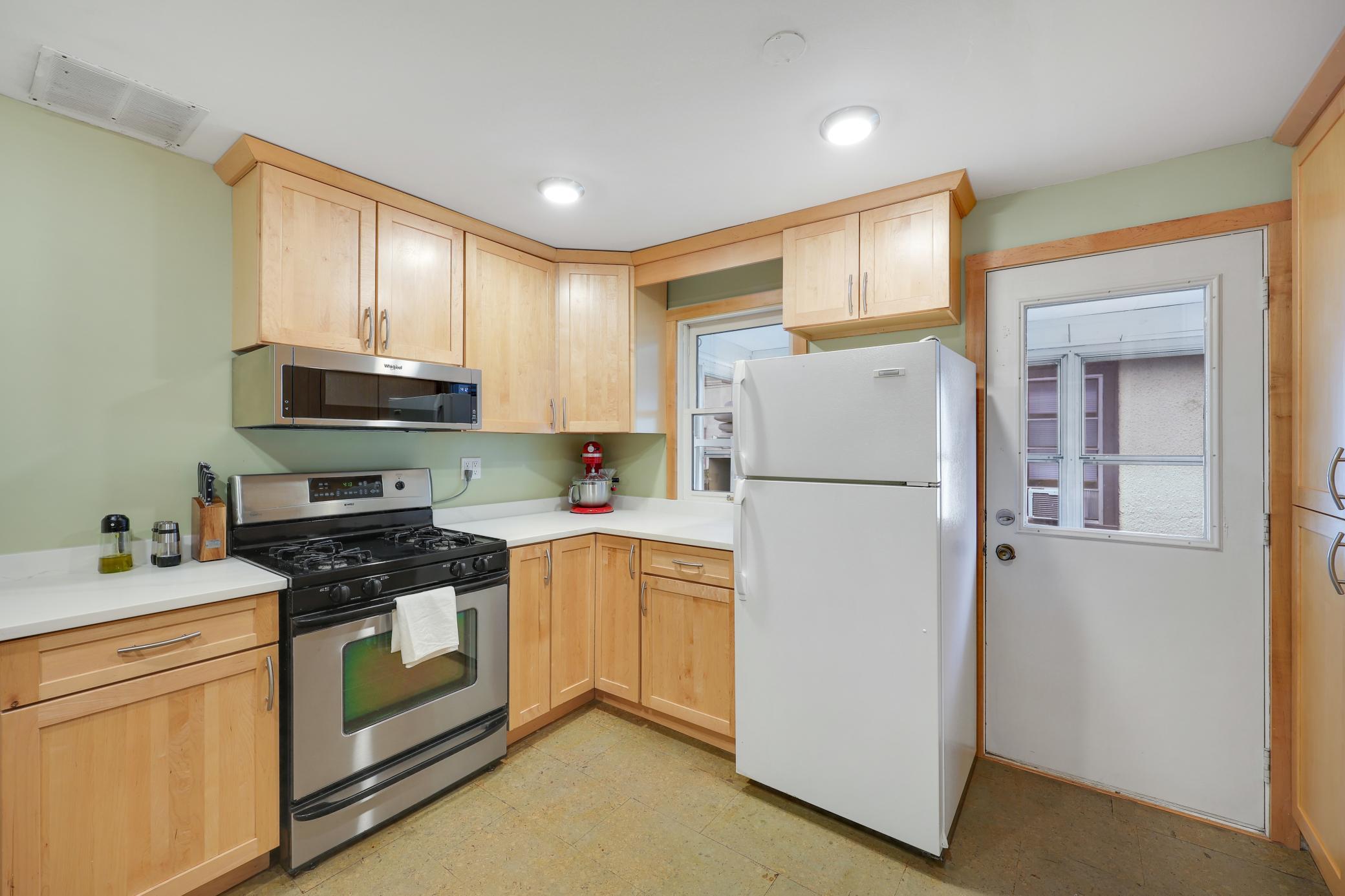 210 W 43rd Street Property Photo 2