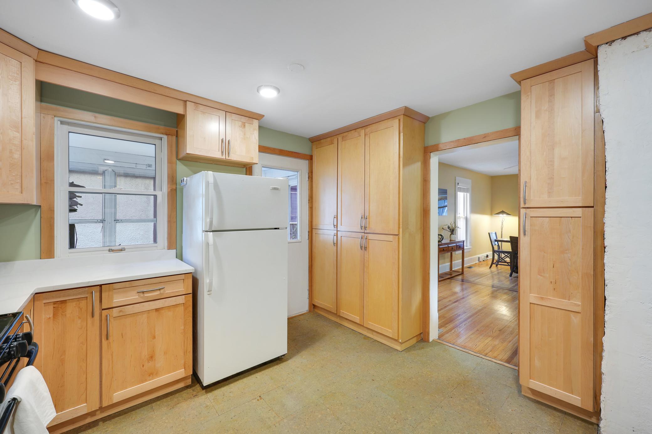 210 W 43rd Street Property Photo 3