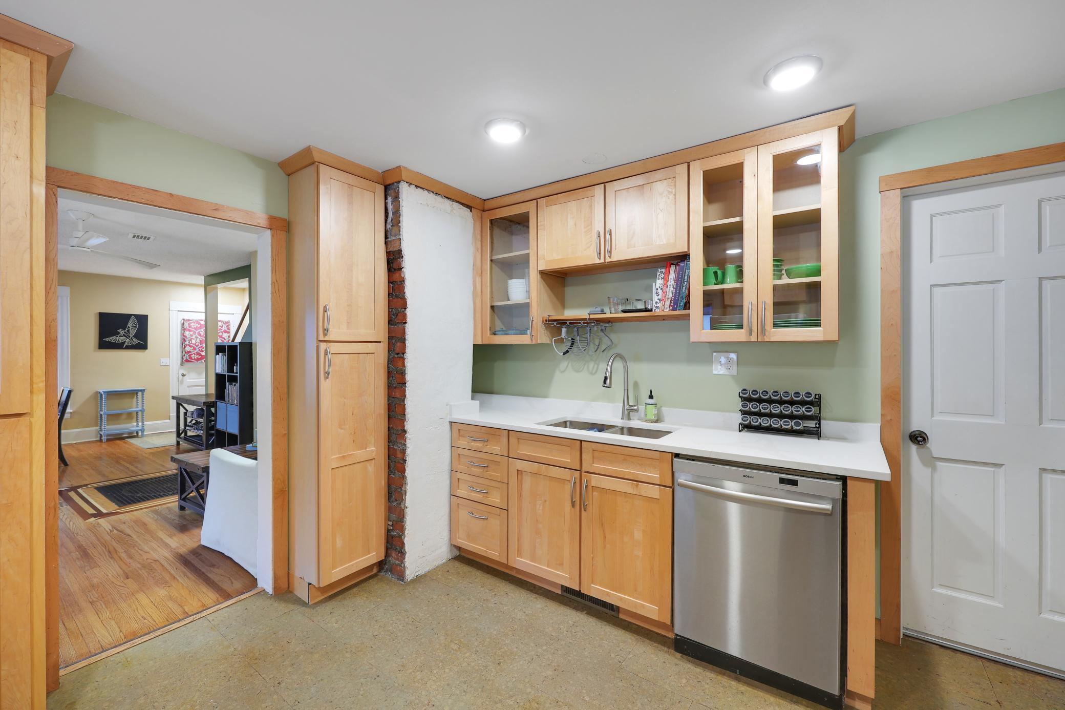 210 W 43rd Street Property Photo 4