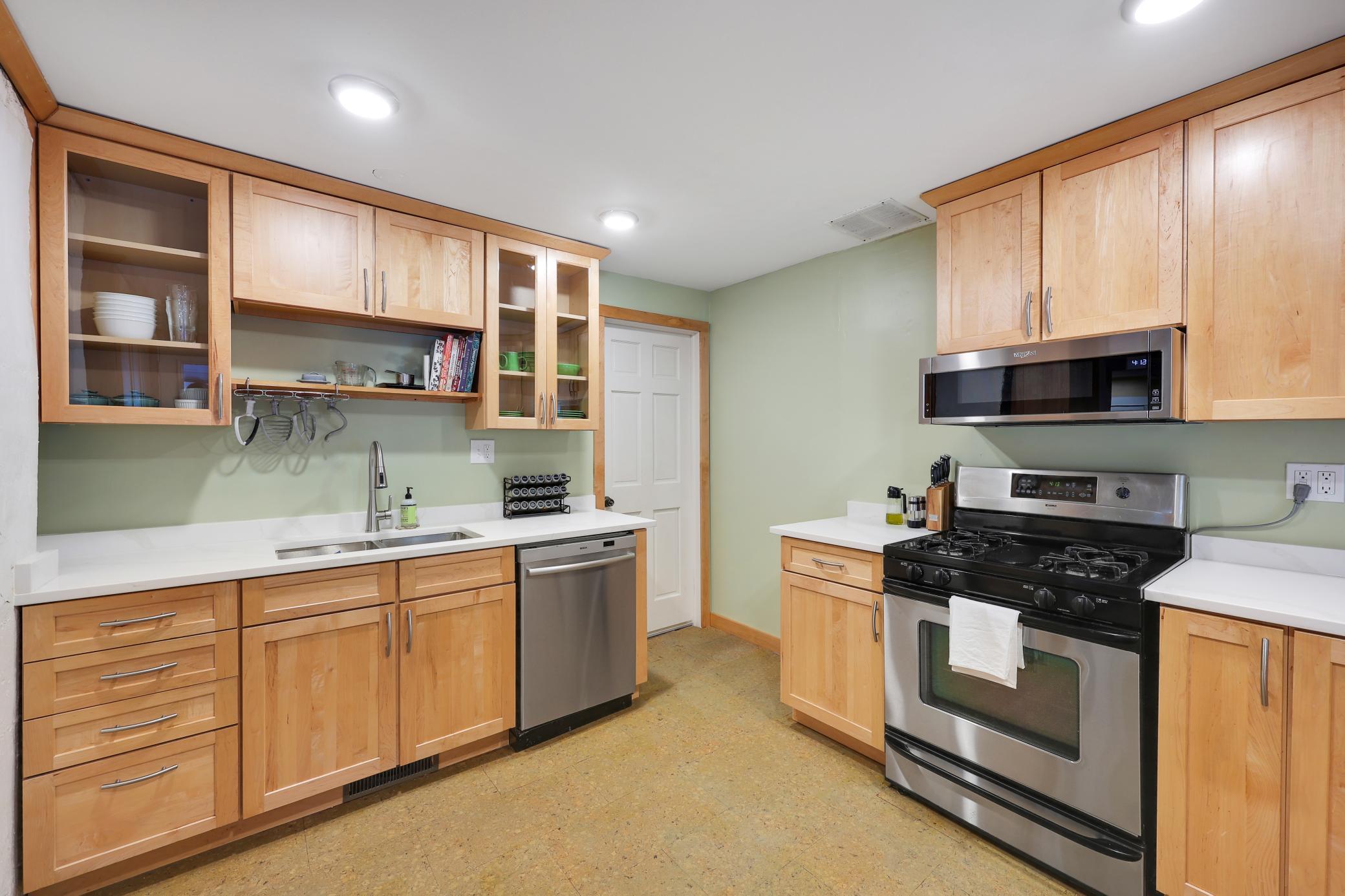 210 W 43rd Street Property Photo 5