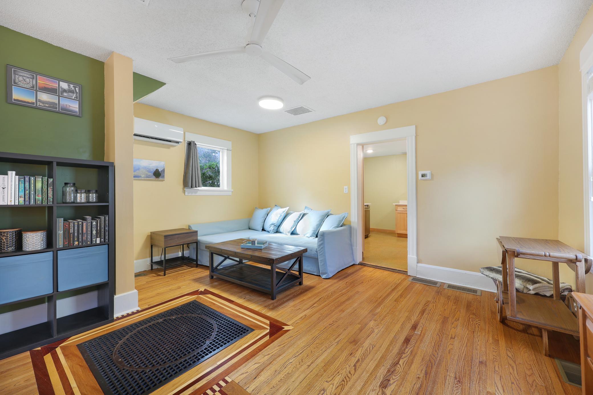 210 W 43rd Street Property Photo 9