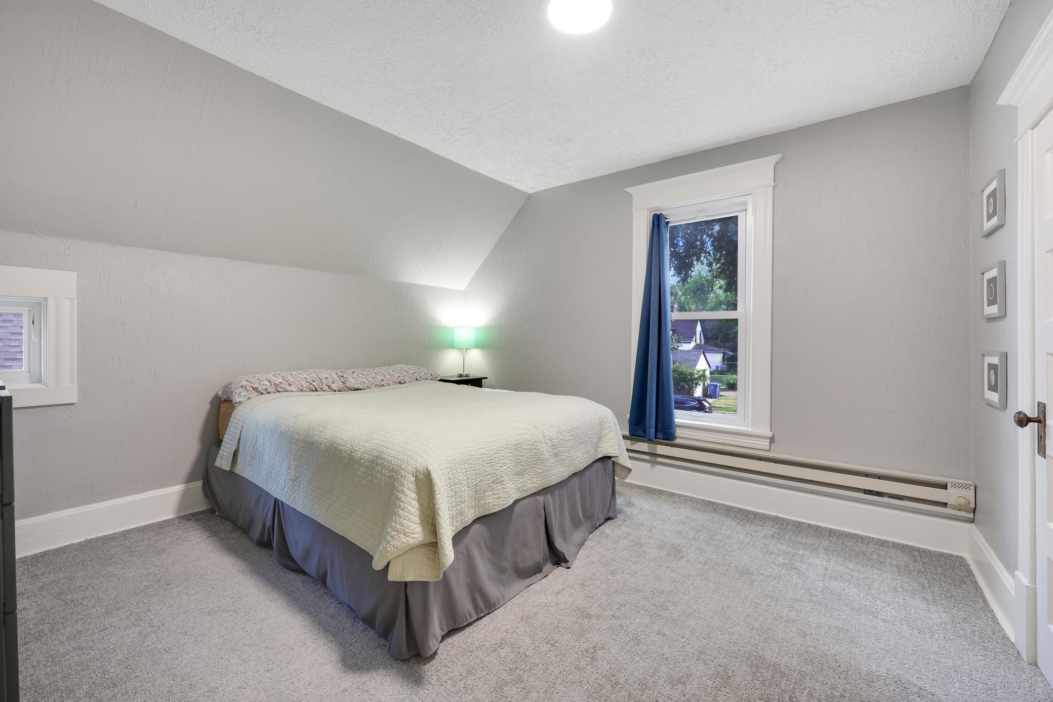 210 W 43rd Street Property Photo 12