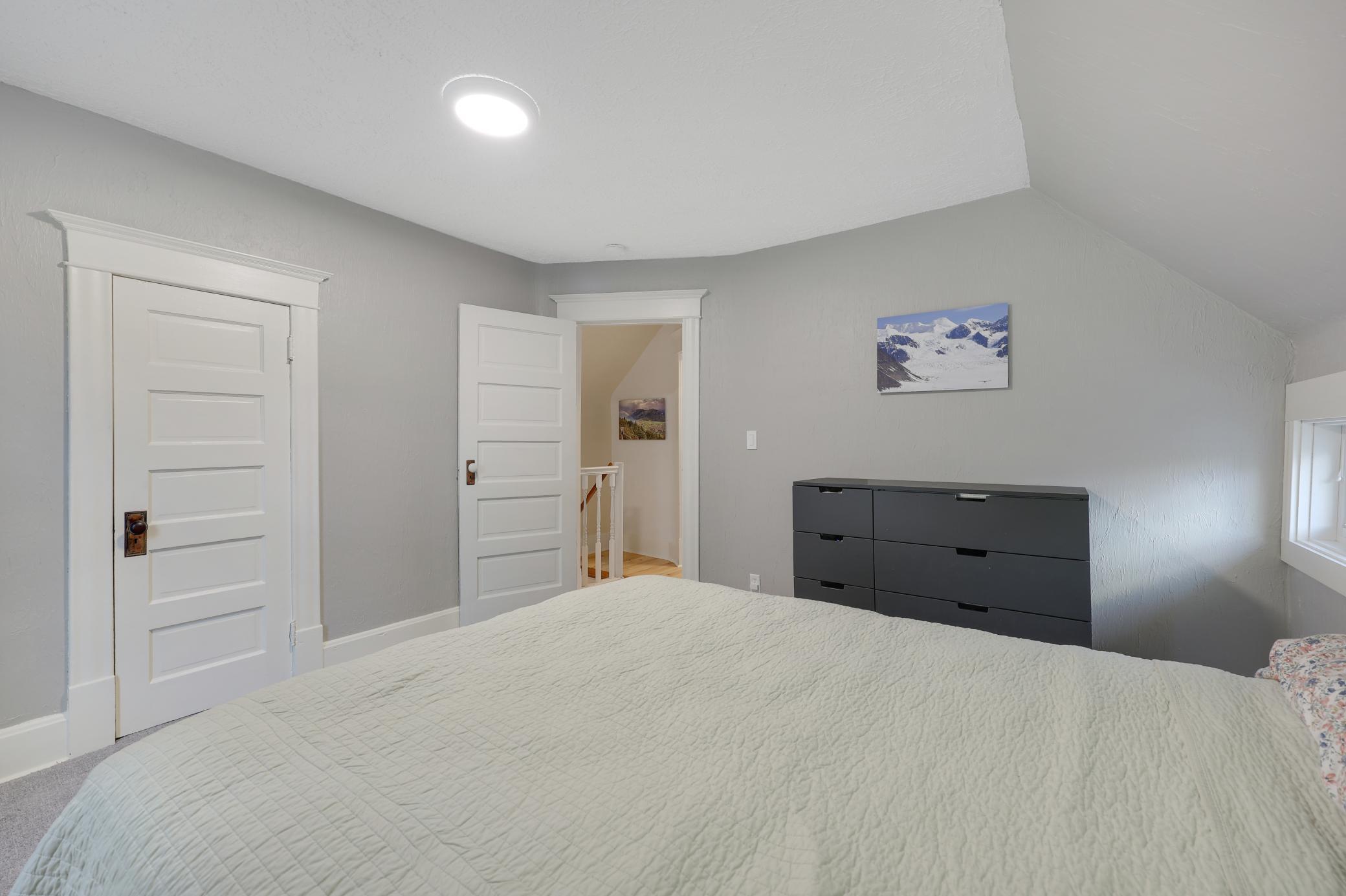 210 W 43rd Street Property Photo 13