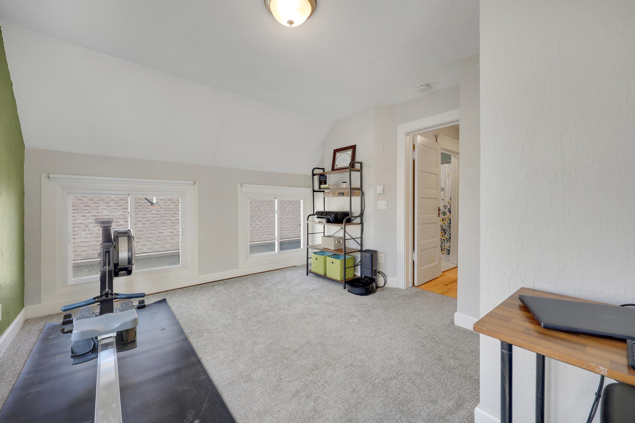 210 W 43rd Street Property Photo 16