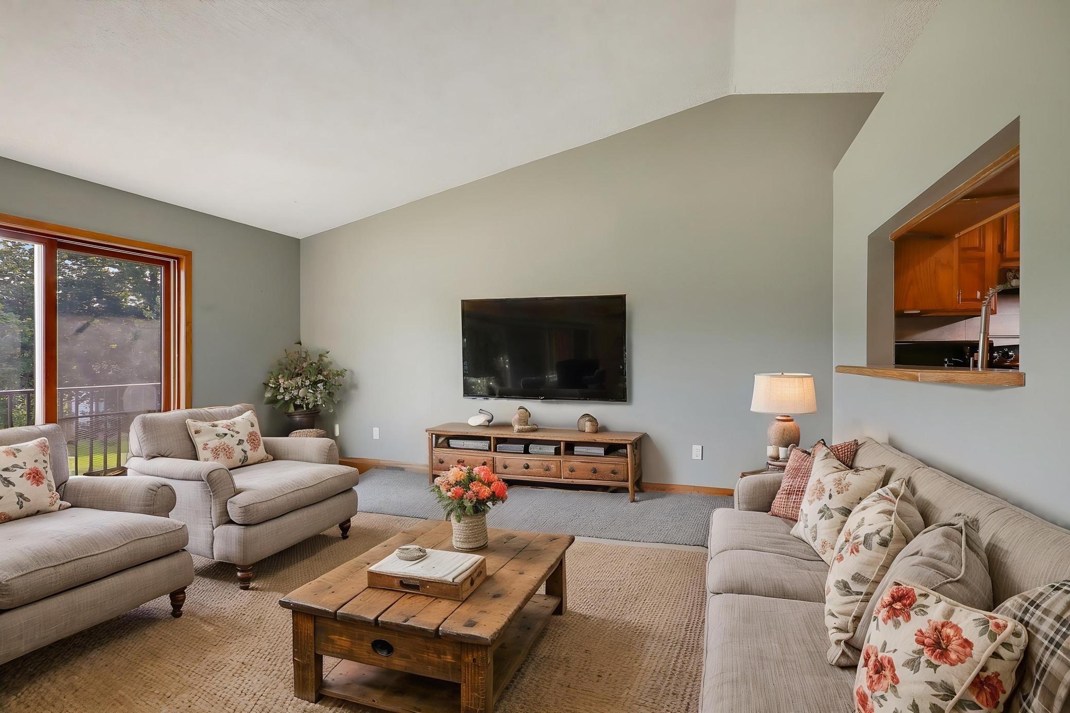 11139 Edgewood Circle N Property Photo 4
