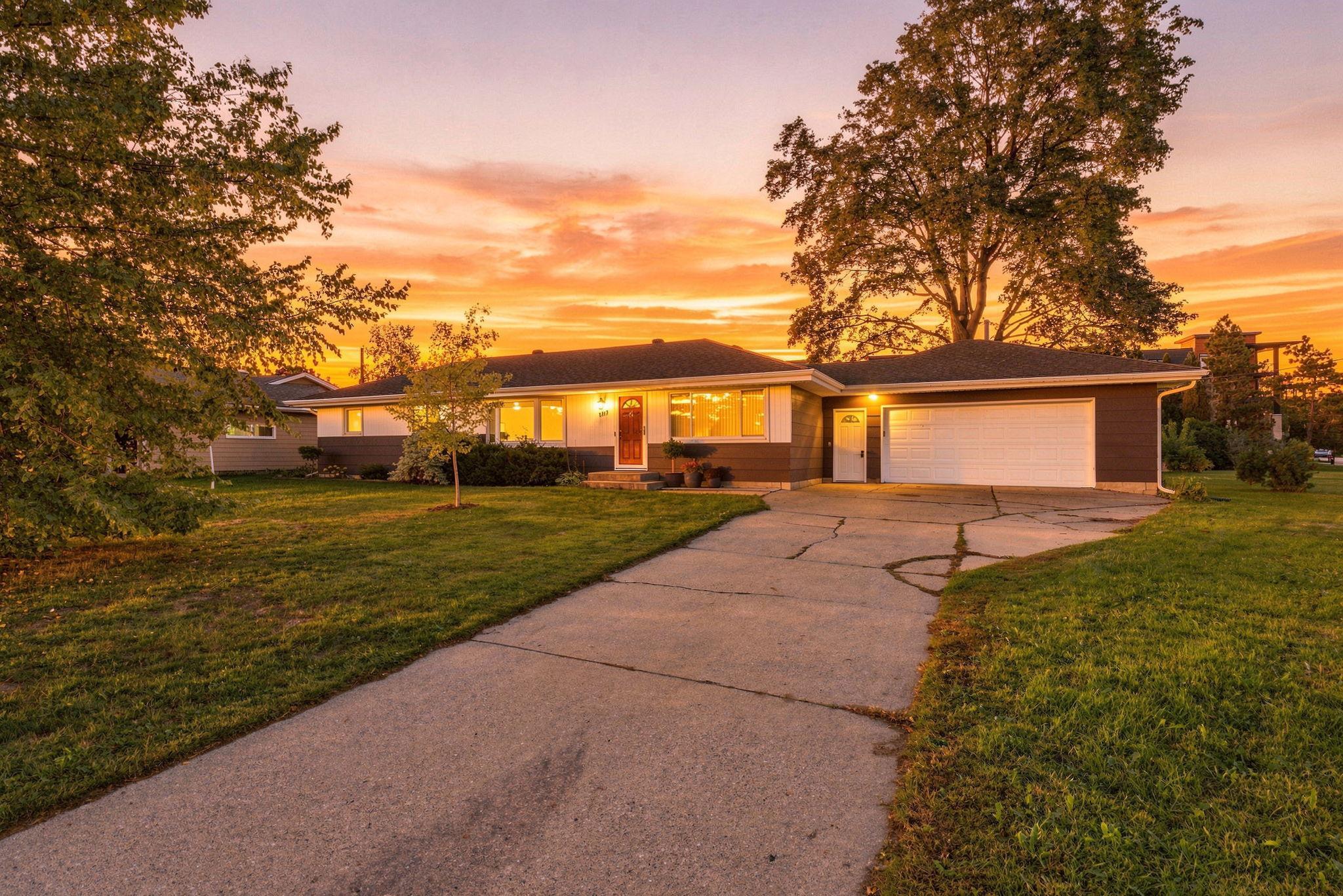 8413 Meadow Lake Road E Property Photo 1