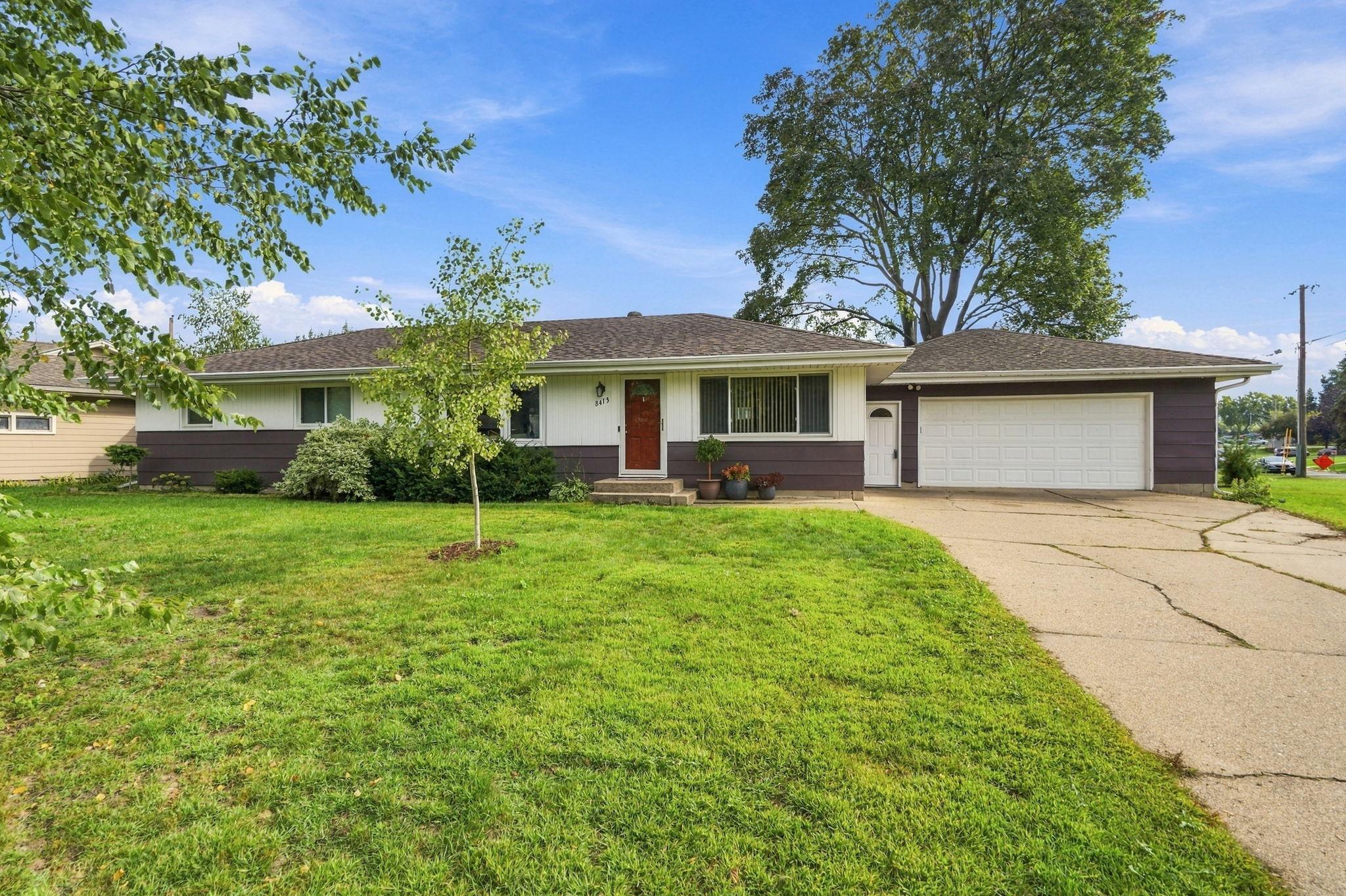 8413 Meadow Lake Road E Property Photo 2