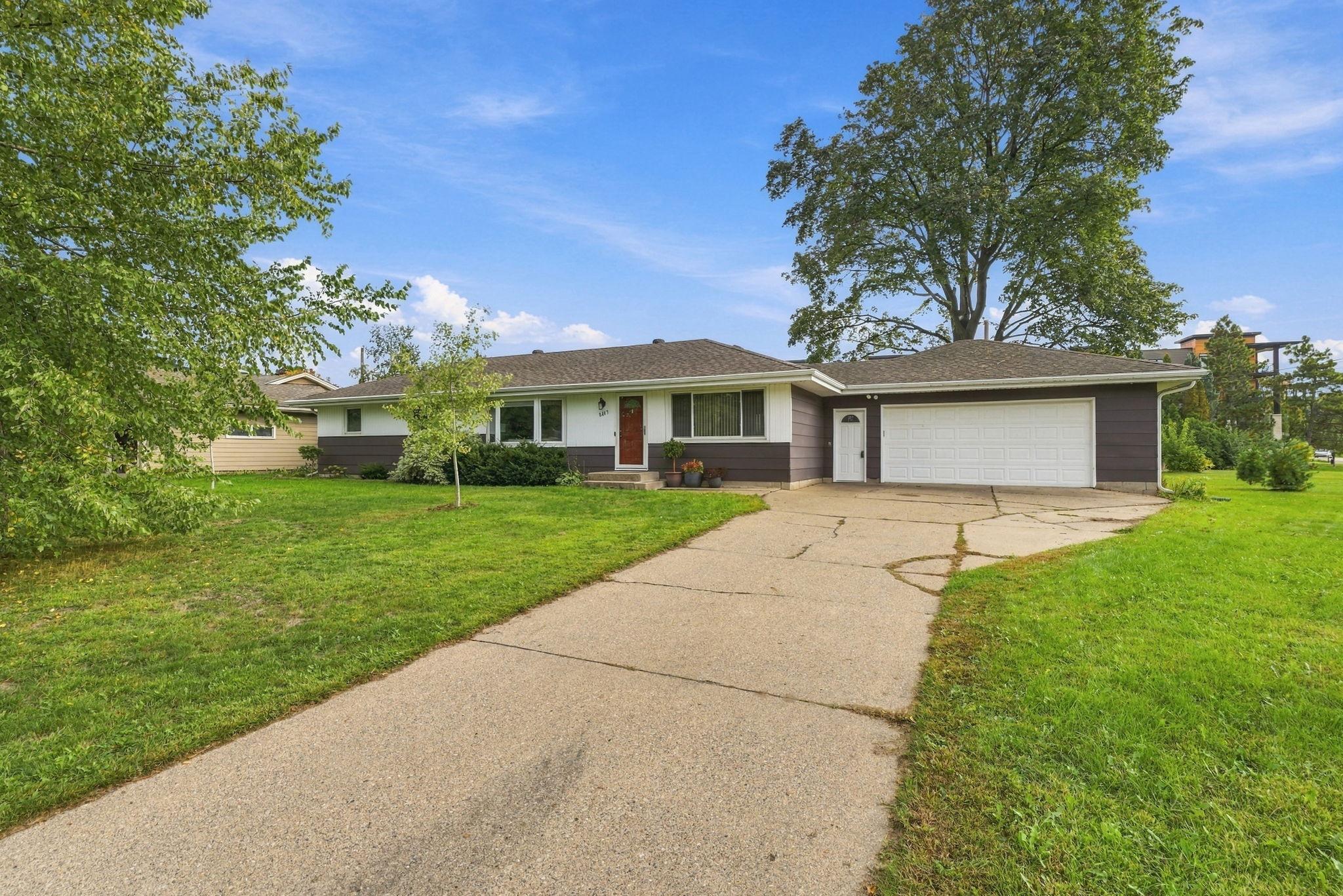 8413 Meadow Lake Road E Property Photo 3