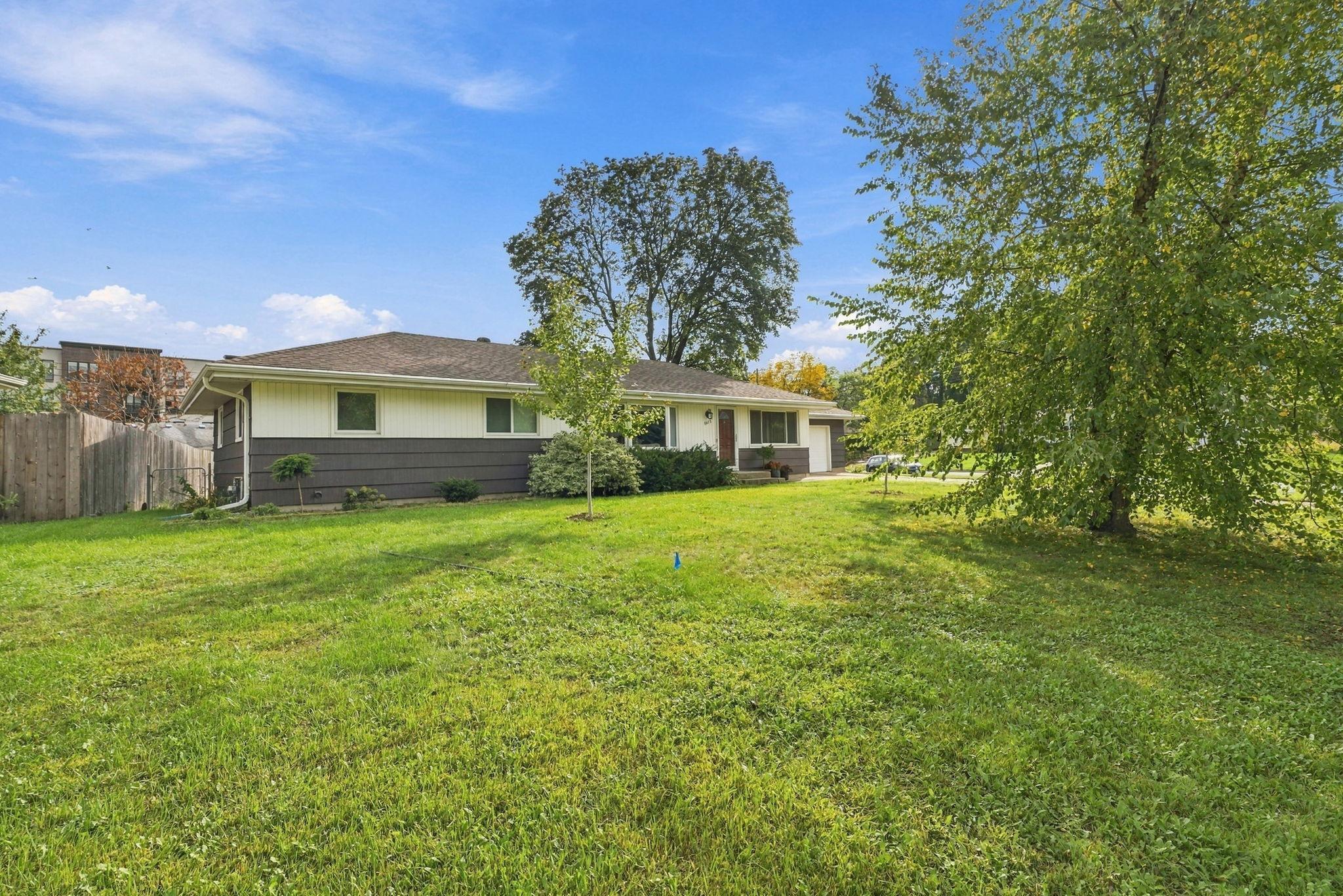 8413 Meadow Lake Road E Property Photo 4