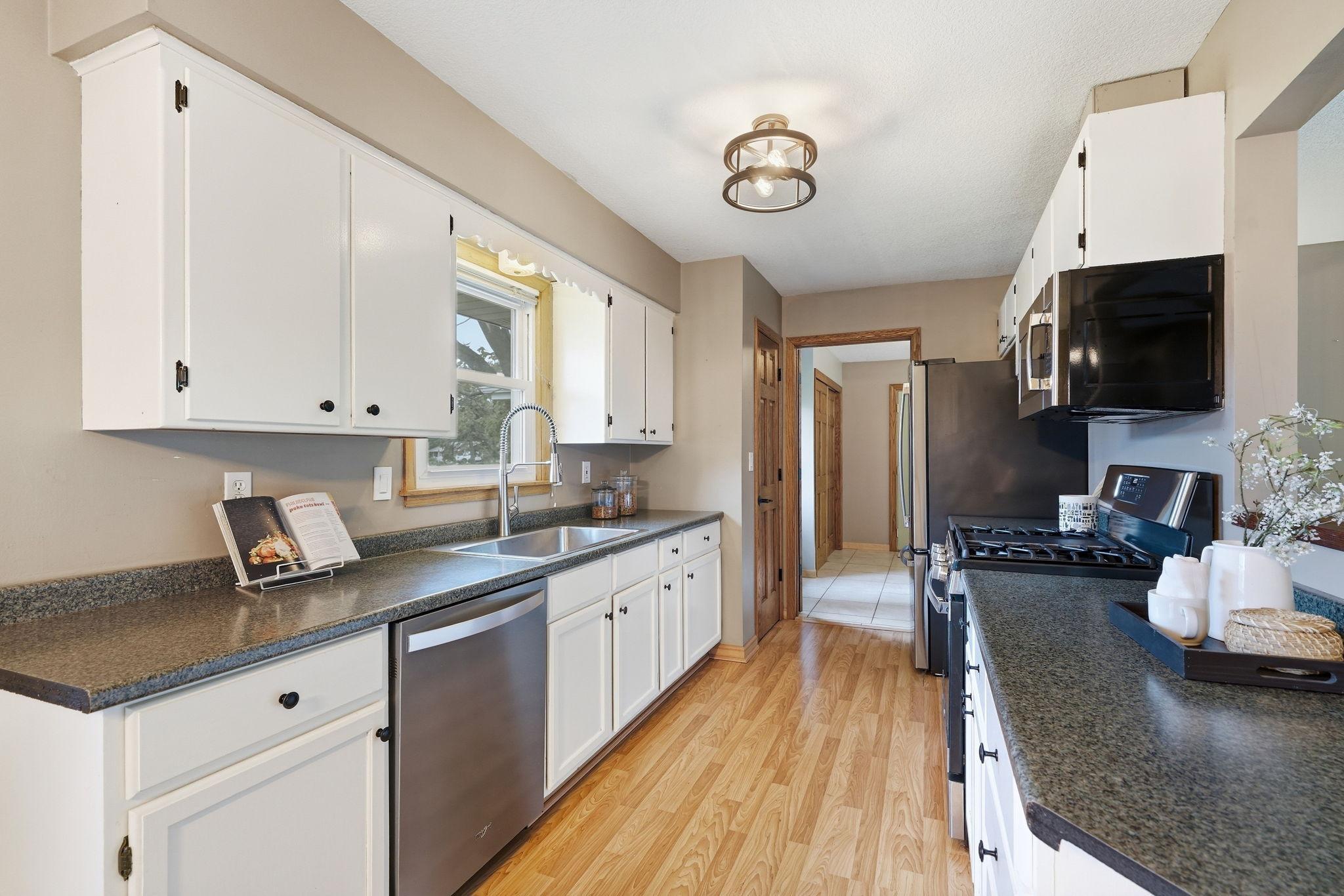 8413 Meadow Lake Road E Property Photo 11