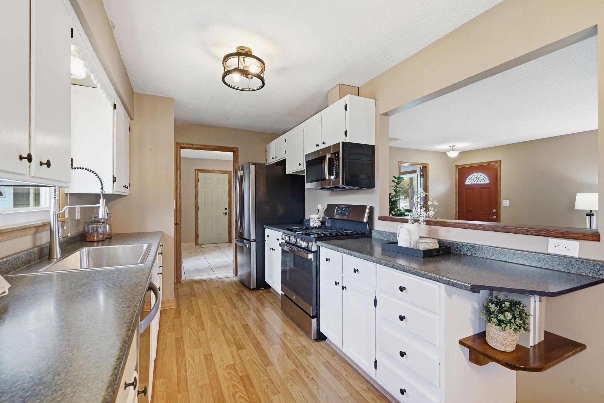 8413 Meadow Lake Road E Property Photo 12