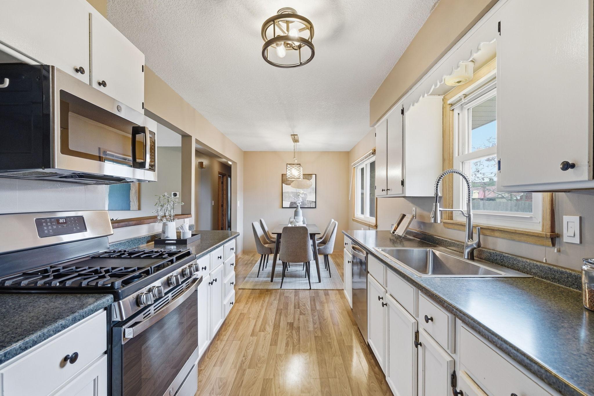 8413 Meadow Lake Road E Property Photo 13
