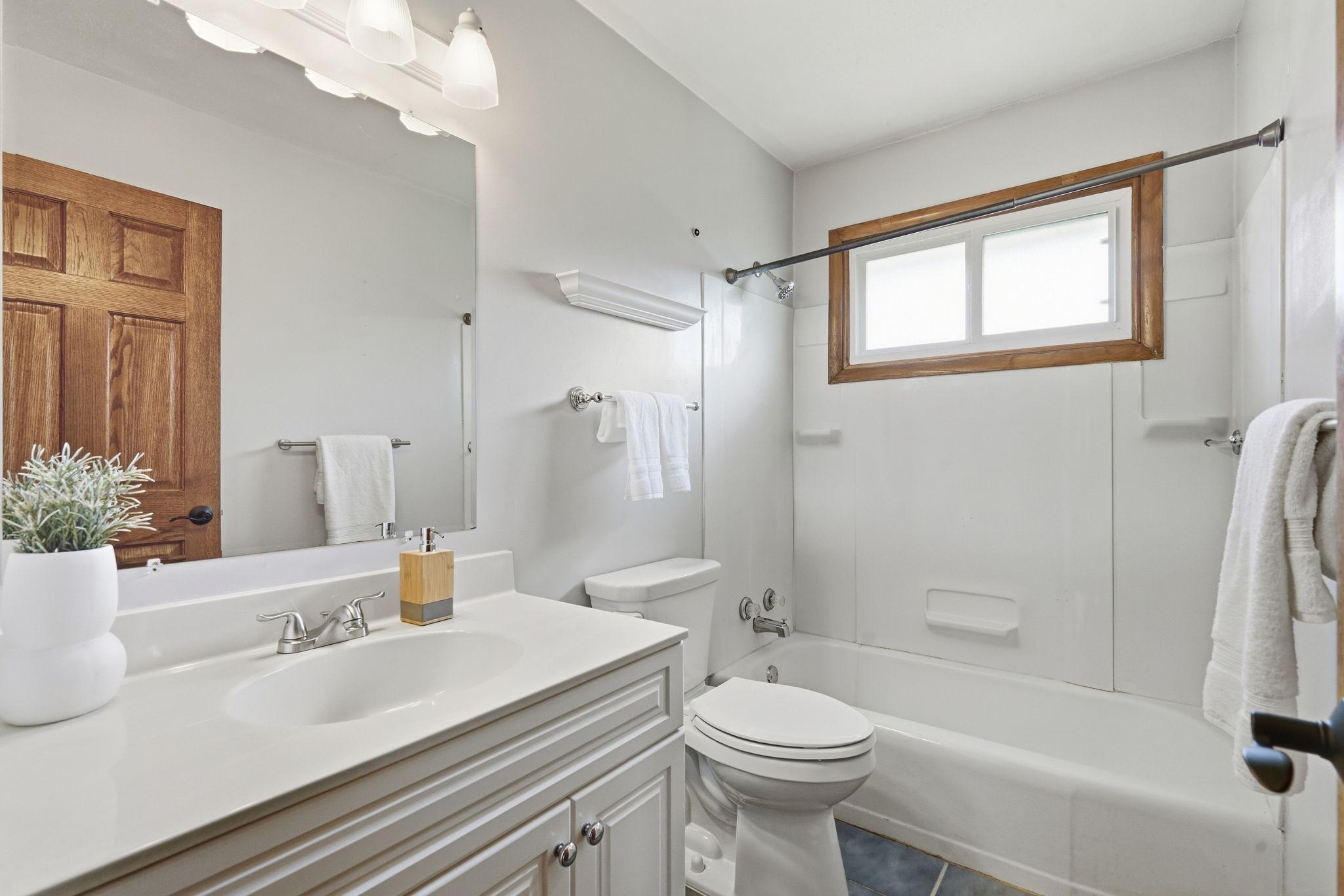 8413 Meadow Lake Road E Property Photo 18